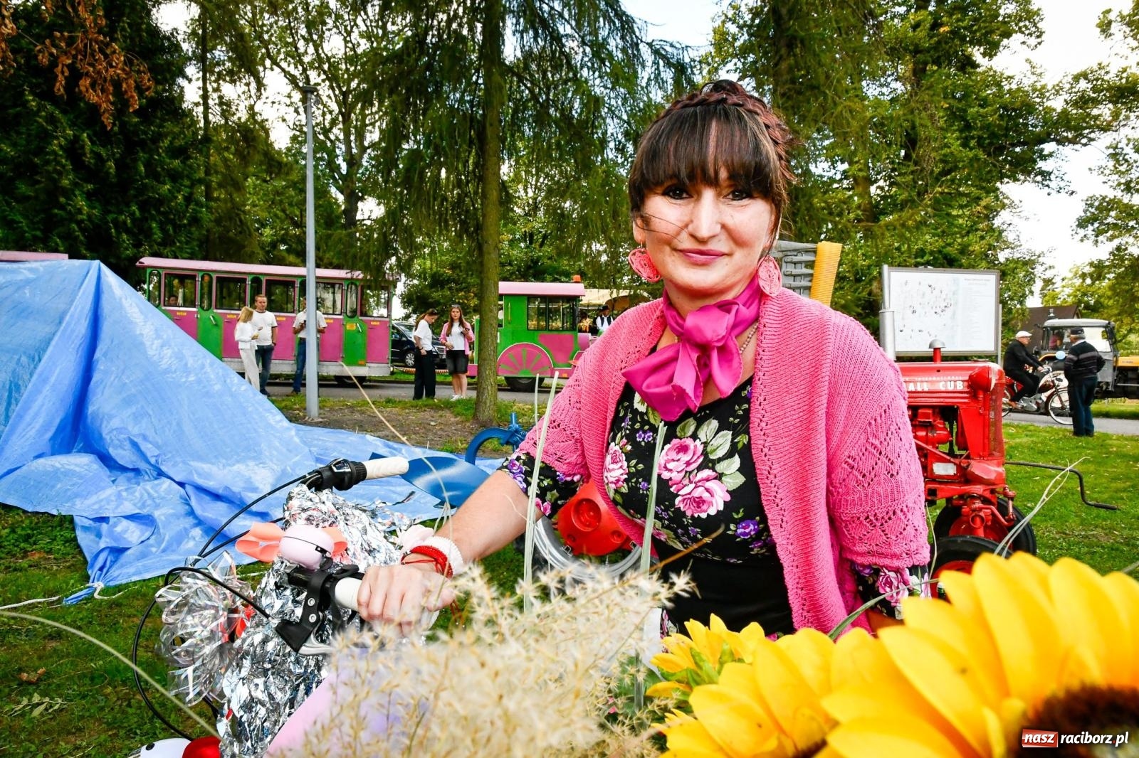 Zdjęcie w galerii na portalu naszraciborz.pl: Krowiarki gospodarzem dożynek gminy Pietrowice Wielkie. Korowód i pomnik Ciapka wiadomości z regionu