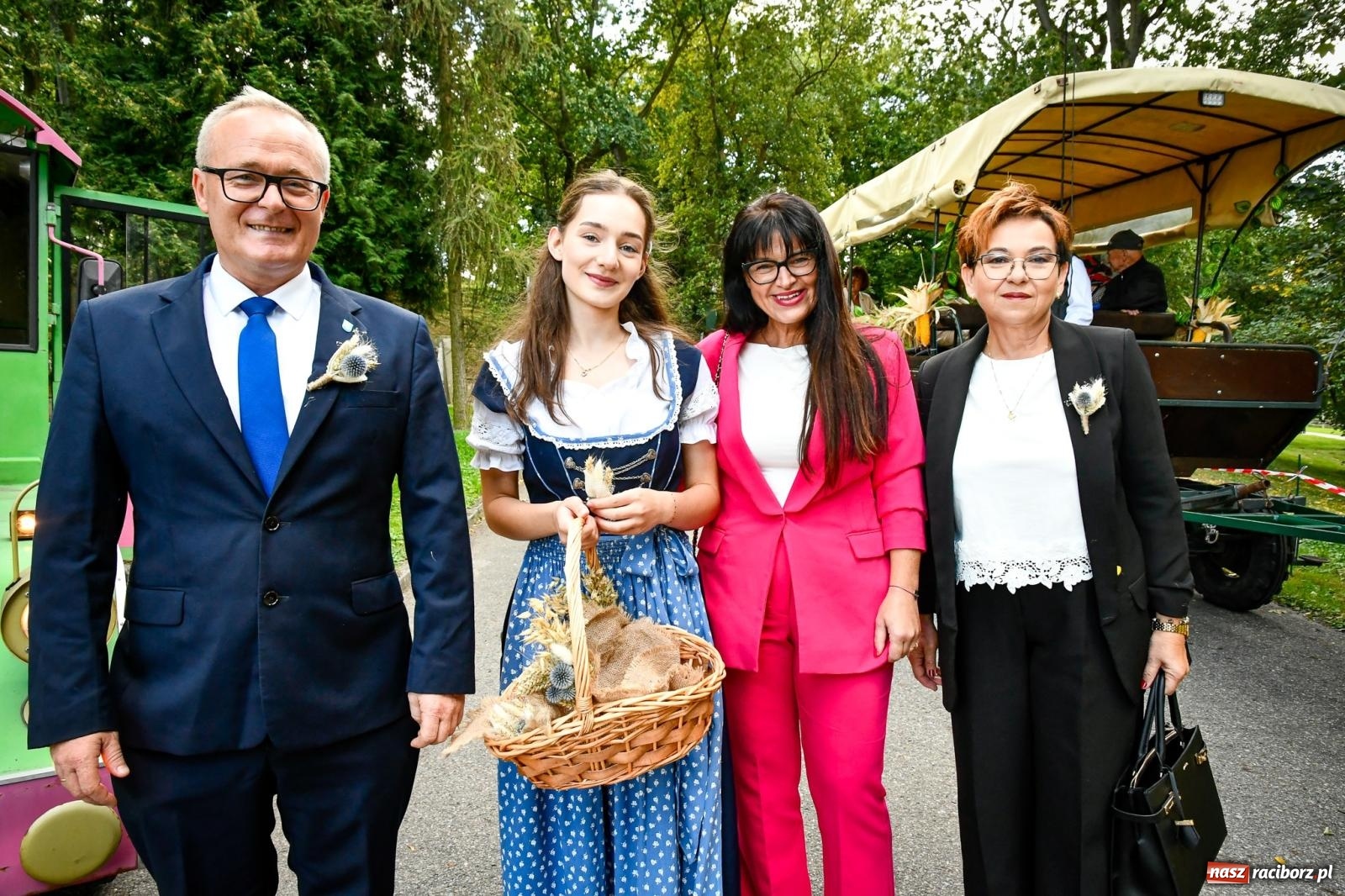 Zdjęcie w galerii na portalu naszraciborz.pl: Krowiarki gospodarzem dożynek gminy Pietrowice Wielkie. Korowód i pomnik Ciapka wiadomości z regionu