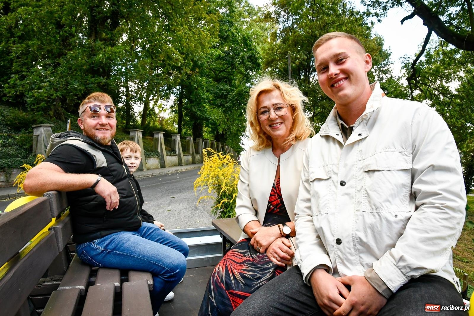 Zdjęcie w galerii na portalu naszraciborz.pl: Krowiarki gospodarzem dożynek gminy Pietrowice Wielkie. Korowód i pomnik Ciapka wiadomości z regionu