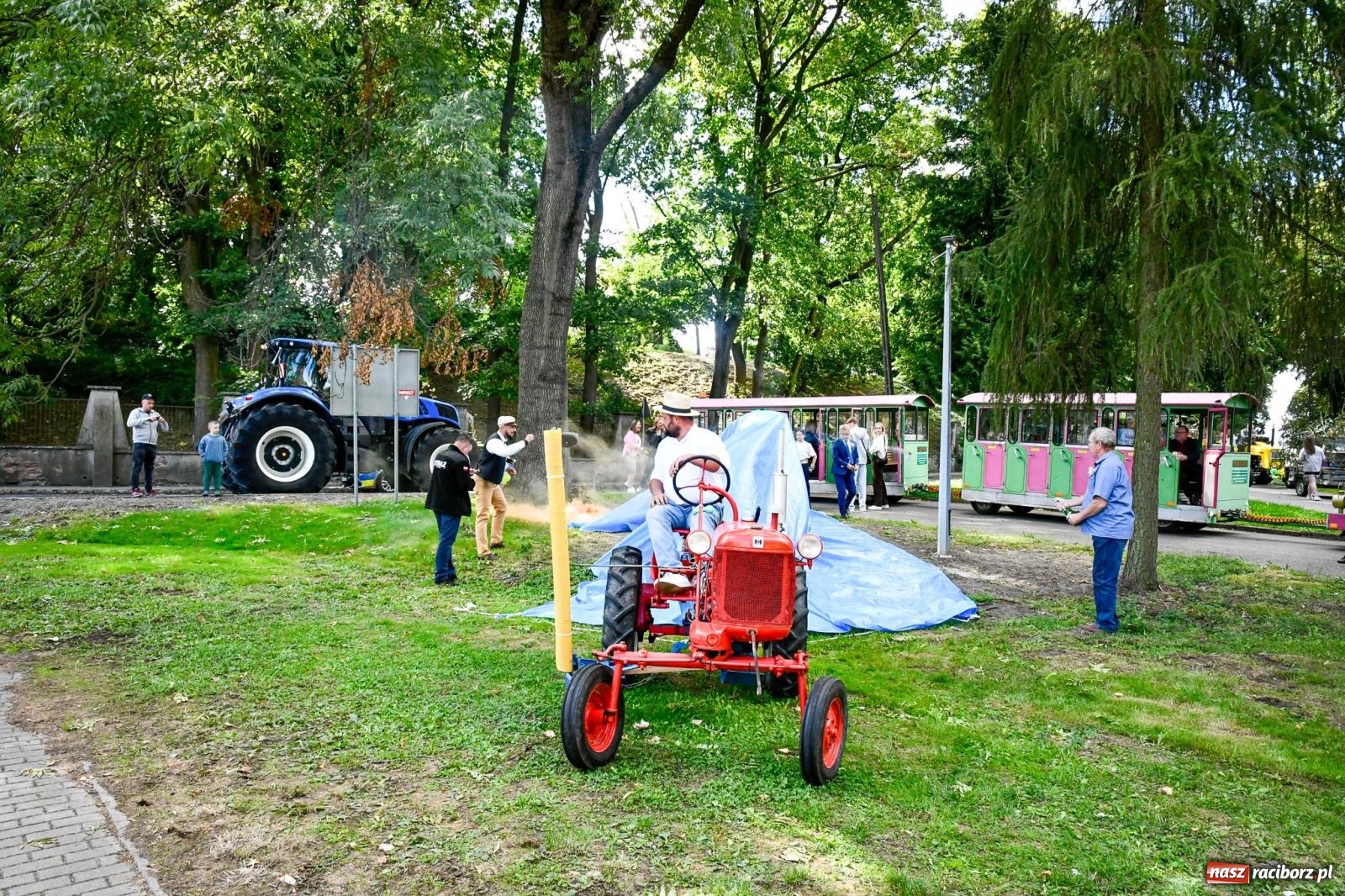 Zdjęcie w galerii na portalu naszraciborz.pl: Krowiarki gospodarzem dożynek gminy Pietrowice Wielkie. Korowód i pomnik Ciapka wiadomości z regionu