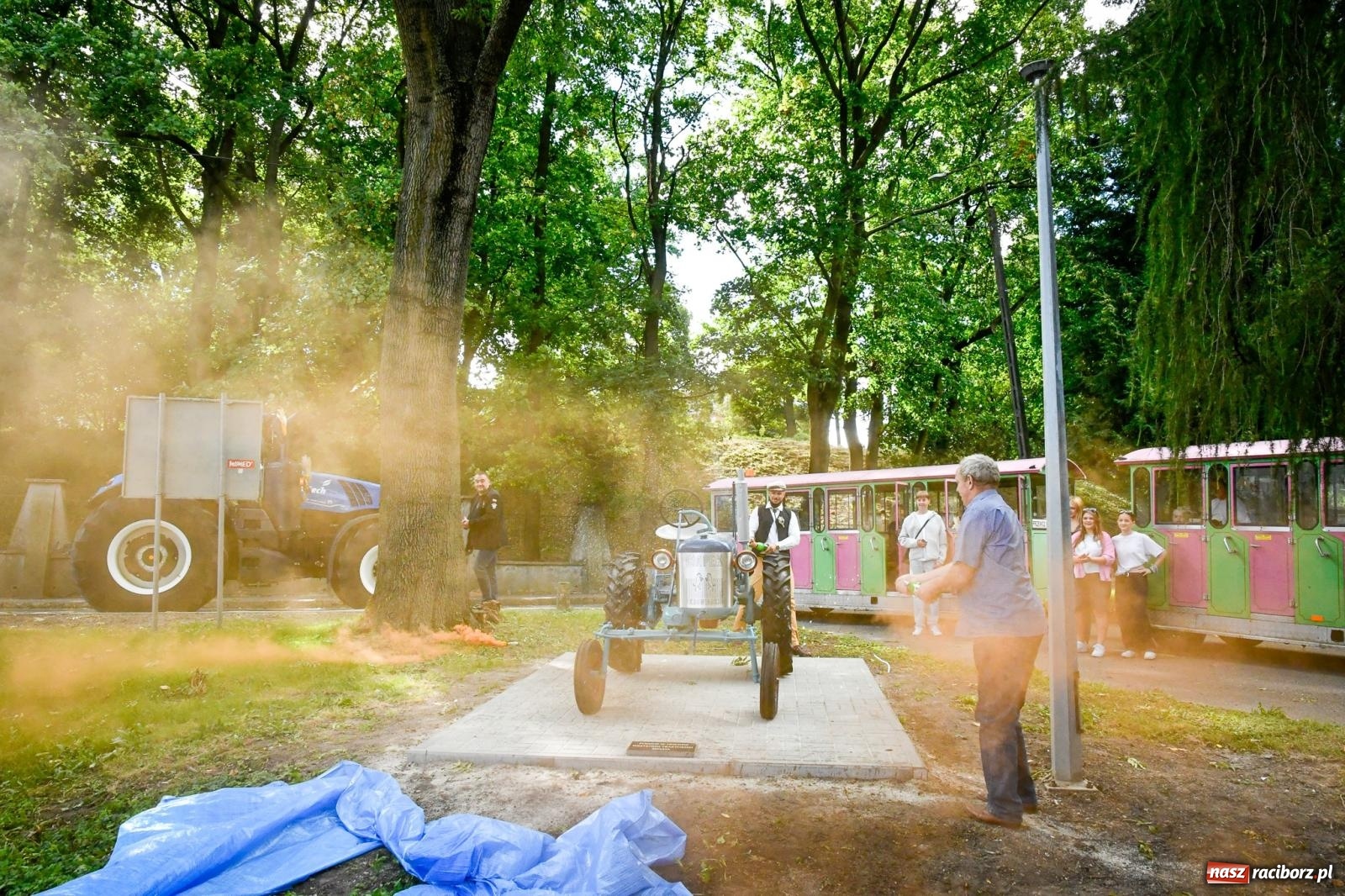 Zdjęcie w galerii na portalu naszraciborz.pl: Krowiarki gospodarzem dożynek gminy Pietrowice Wielkie. Korowód i pomnik Ciapka wiadomości z regionu