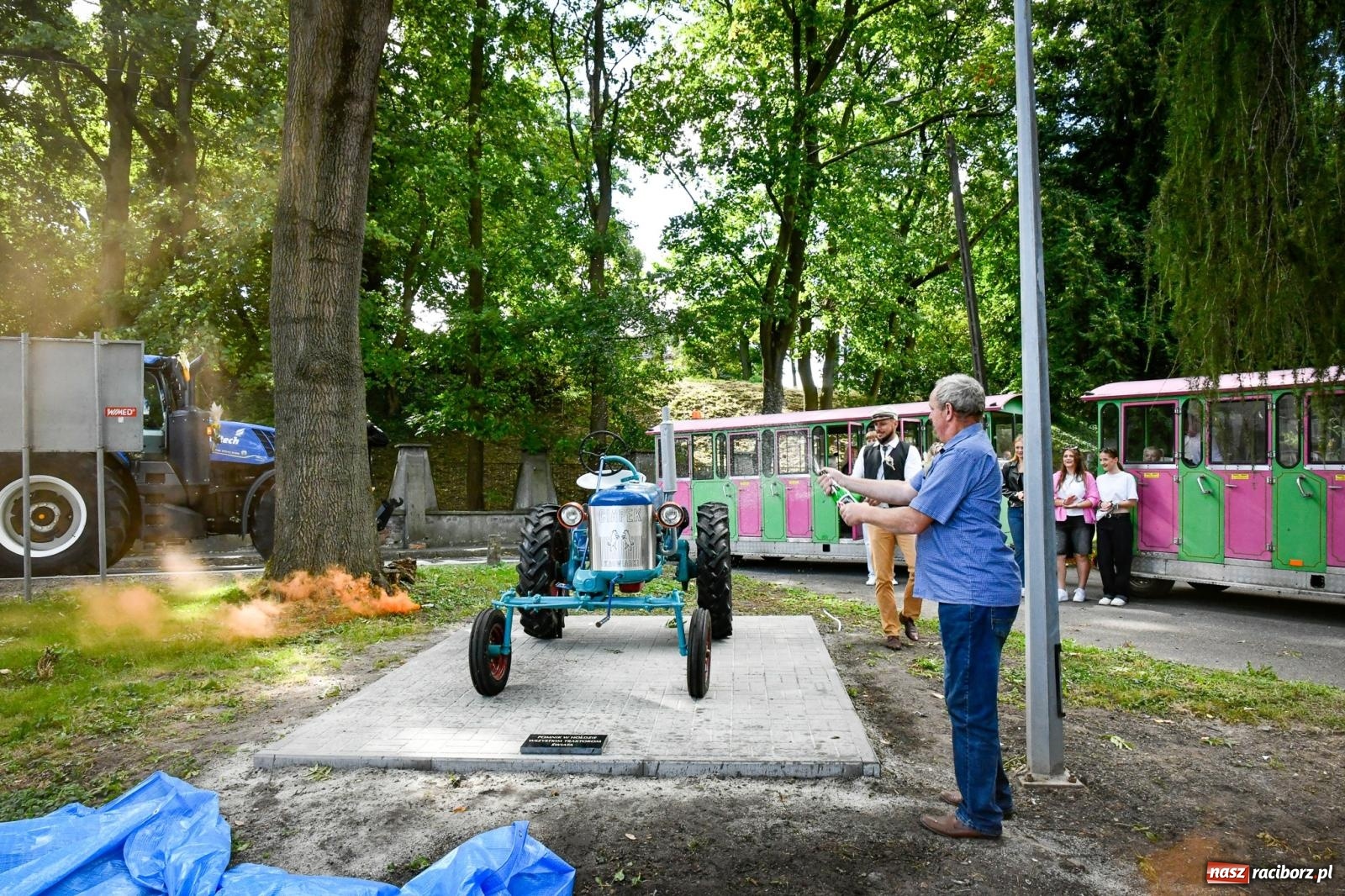 Zdjęcie w galerii na portalu naszraciborz.pl: Krowiarki gospodarzem dożynek gminy Pietrowice Wielkie. Korowód i pomnik Ciapka wiadomości z regionu