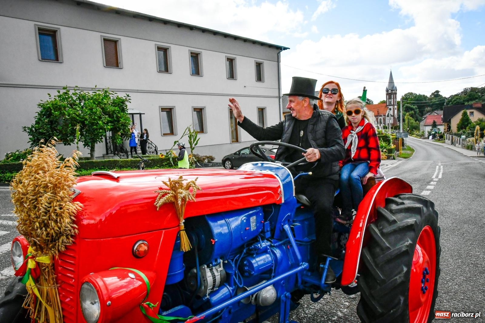 Zdjęcie w galerii na portalu naszraciborz.pl: Krowiarki gospodarzem dożynek gminy Pietrowice Wielkie. Korowód i pomnik Ciapka wiadomości z regionu
