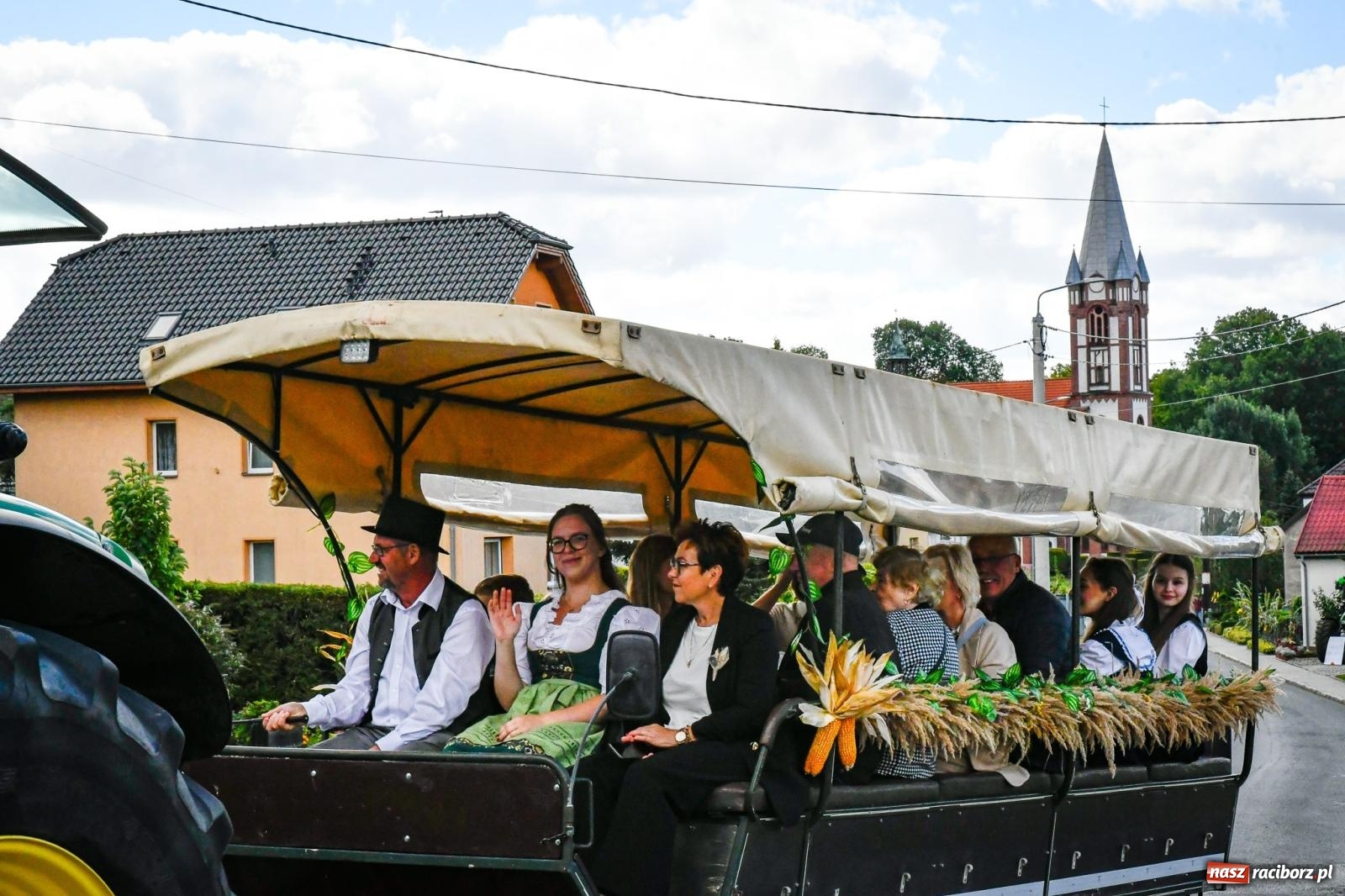 Zdjęcie w galerii na portalu naszraciborz.pl: Krowiarki gospodarzem dożynek gminy Pietrowice Wielkie. Korowód i pomnik Ciapka wiadomości z regionu