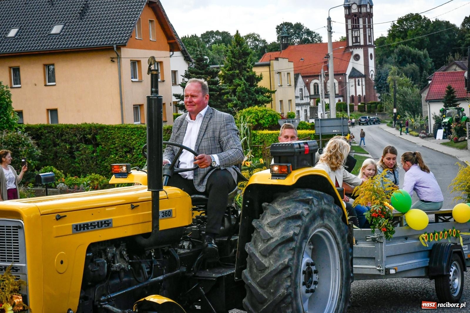 Zdjęcie w galerii na portalu naszraciborz.pl: Krowiarki gospodarzem dożynek gminy Pietrowice Wielkie. Korowód i pomnik Ciapka wiadomości z regionu