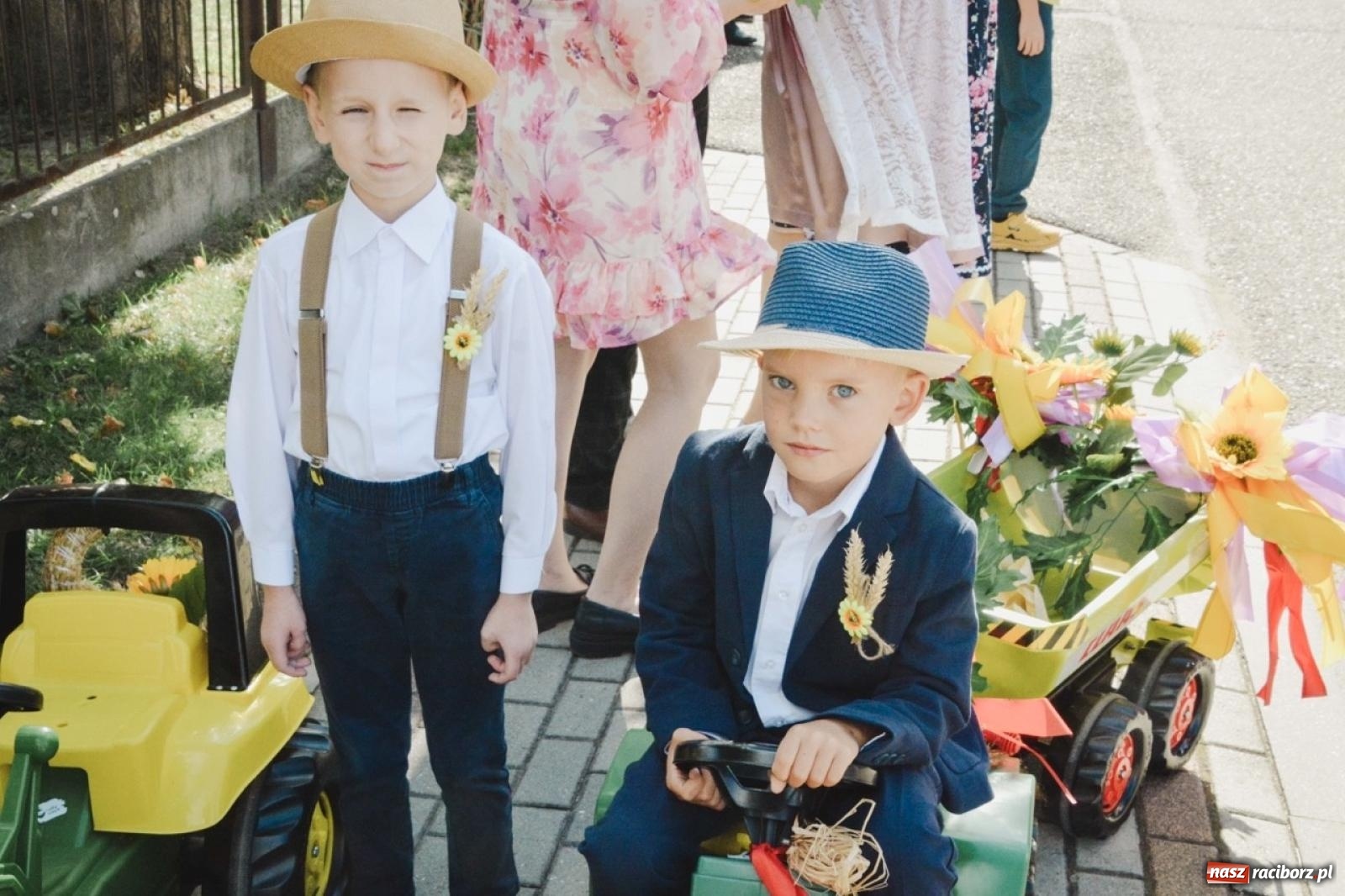 Zdjęcie w galerii na portalu naszraciborz.pl: Barwny korowód rozpoczął Gminne Dożynki w Zawadzie Książęcej [FOTO i WIDEO] wiadomości z regionu