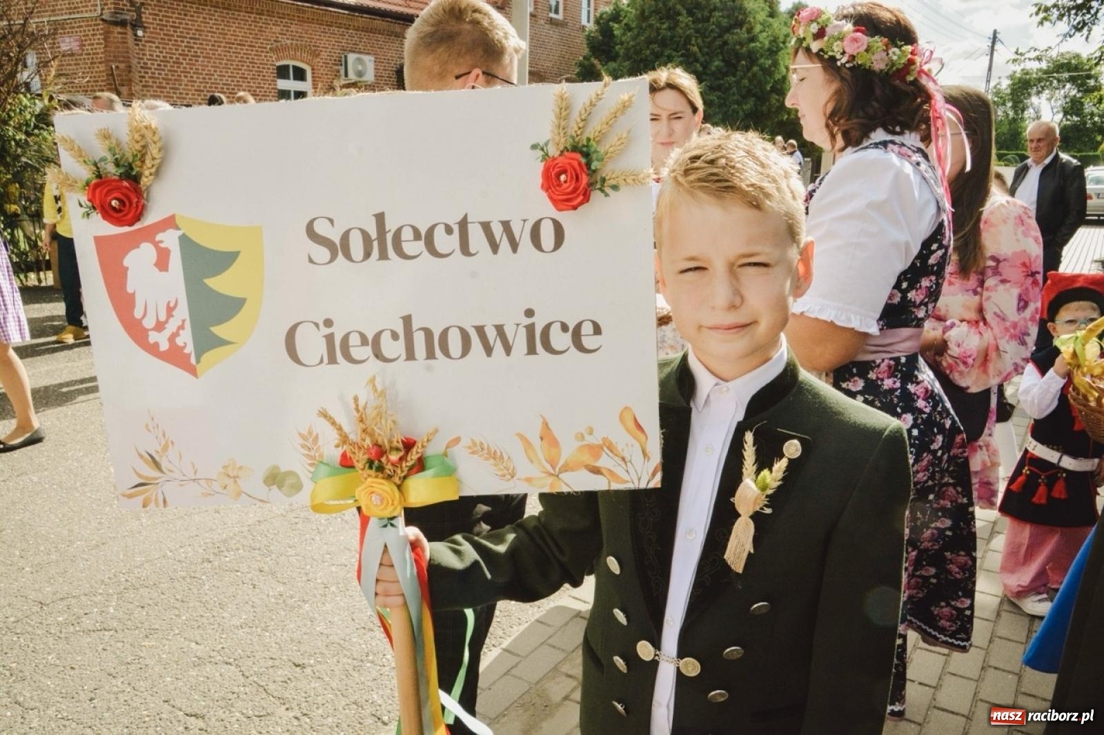 Zdjęcie w galerii na portalu naszraciborz.pl: Barwny korowód rozpoczął Gminne Dożynki w Zawadzie Książęcej [FOTO i WIDEO] wiadomości z regionu
