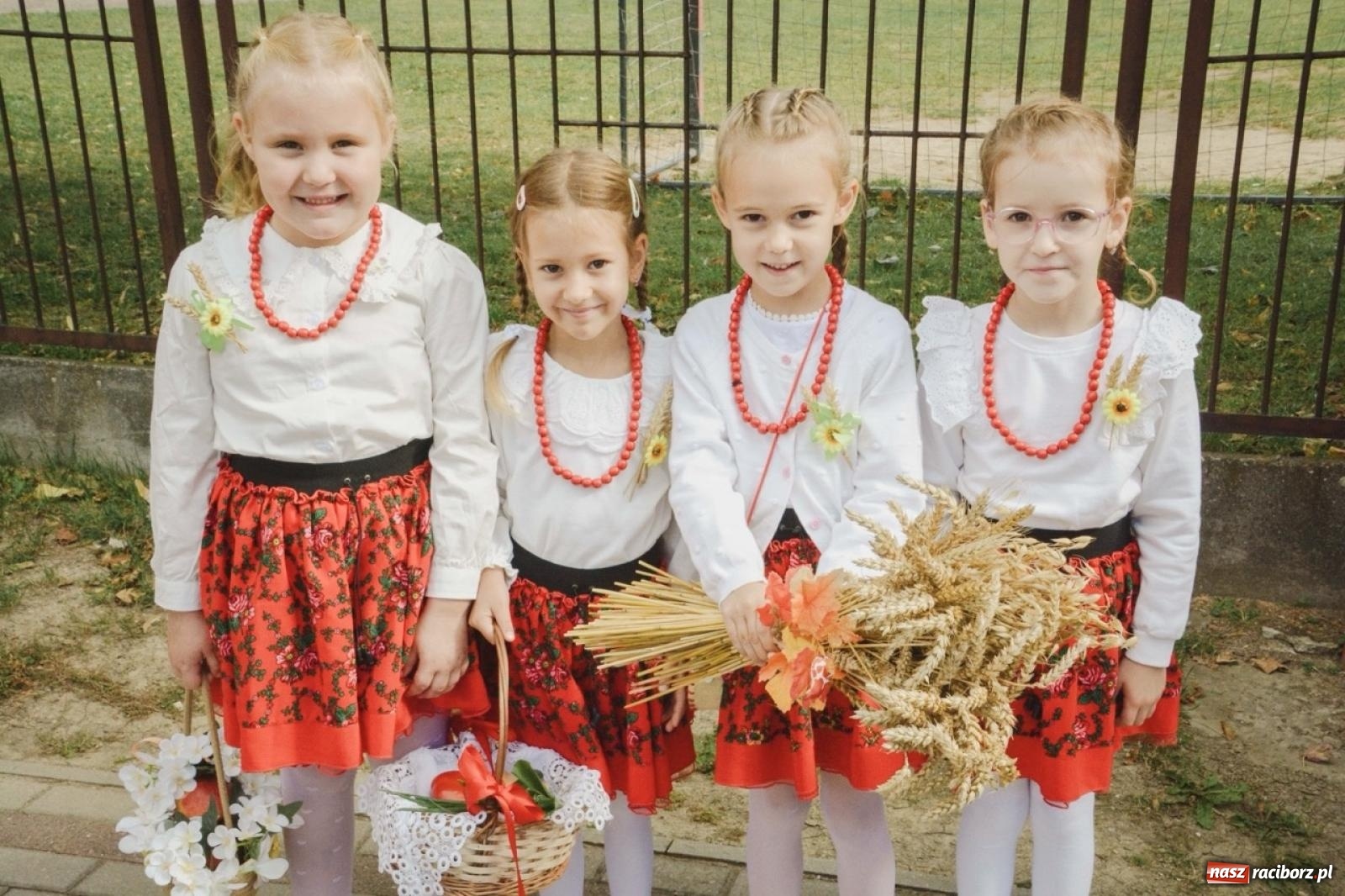 Zdjęcie w galerii na portalu naszraciborz.pl: Barwny korowód rozpoczął Gminne Dożynki w Zawadzie Książęcej [FOTO i WIDEO] wiadomości z regionu