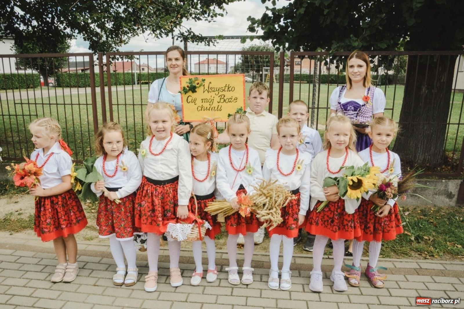 Zdjęcie w galerii na portalu naszraciborz.pl: Barwny korowód rozpoczął Gminne Dożynki w Zawadzie Książęcej [FOTO i WIDEO] wiadomości z regionu