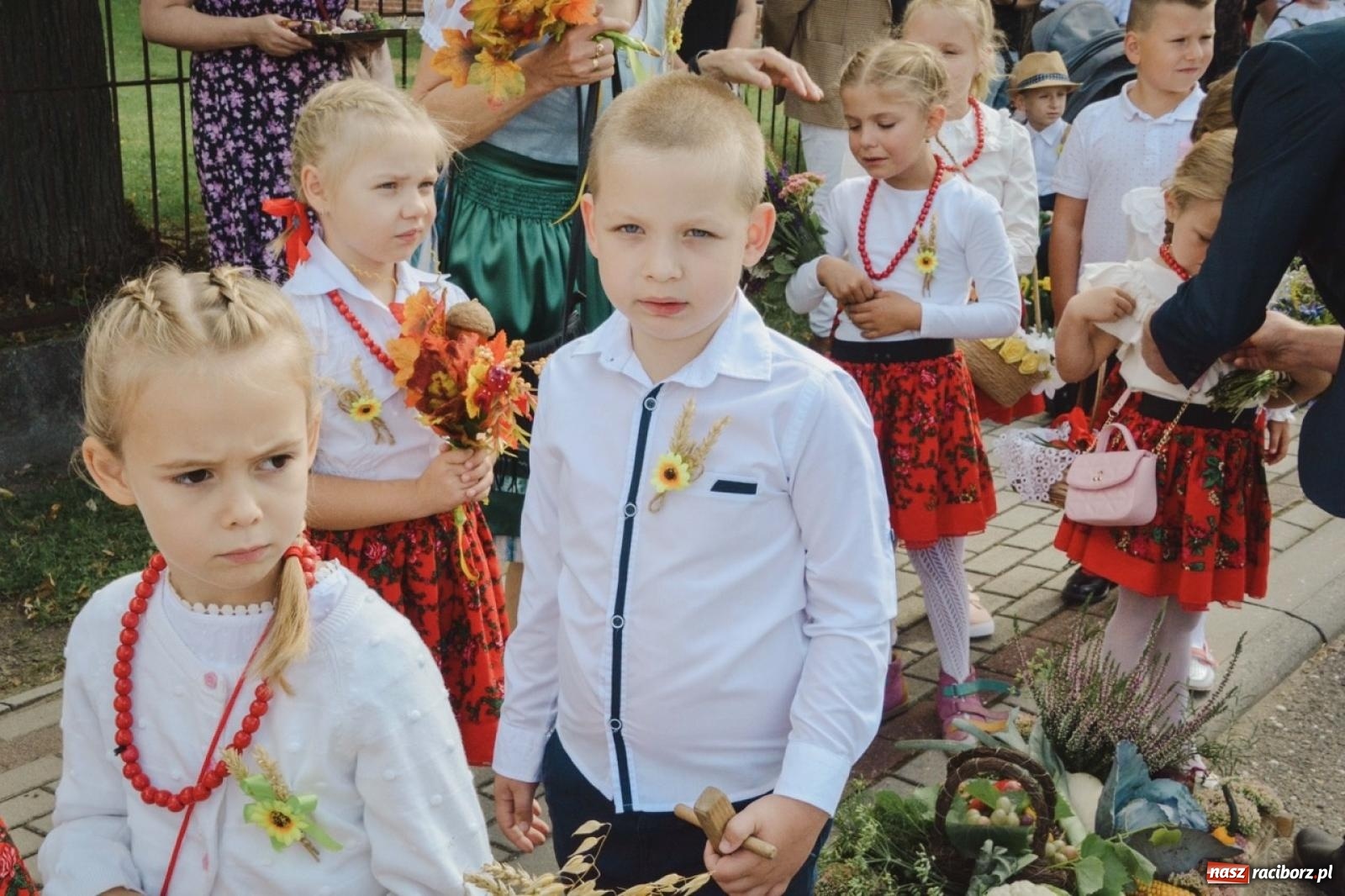 Zdjęcie w galerii na portalu naszraciborz.pl: Barwny korowód rozpoczął Gminne Dożynki w Zawadzie Książęcej [FOTO i WIDEO] wiadomości z regionu
