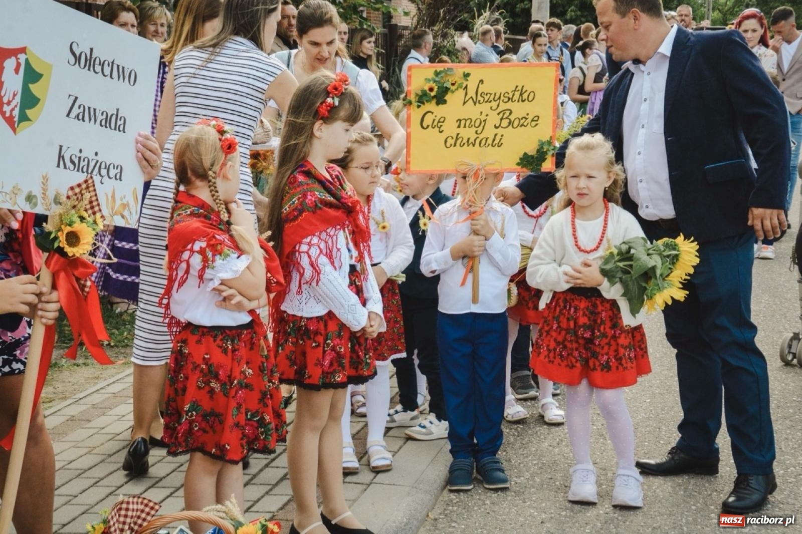 Zdjęcie w galerii na portalu naszraciborz.pl: Barwny korowód rozpoczął Gminne Dożynki w Zawadzie Książęcej [FOTO i WIDEO] wiadomości z regionu