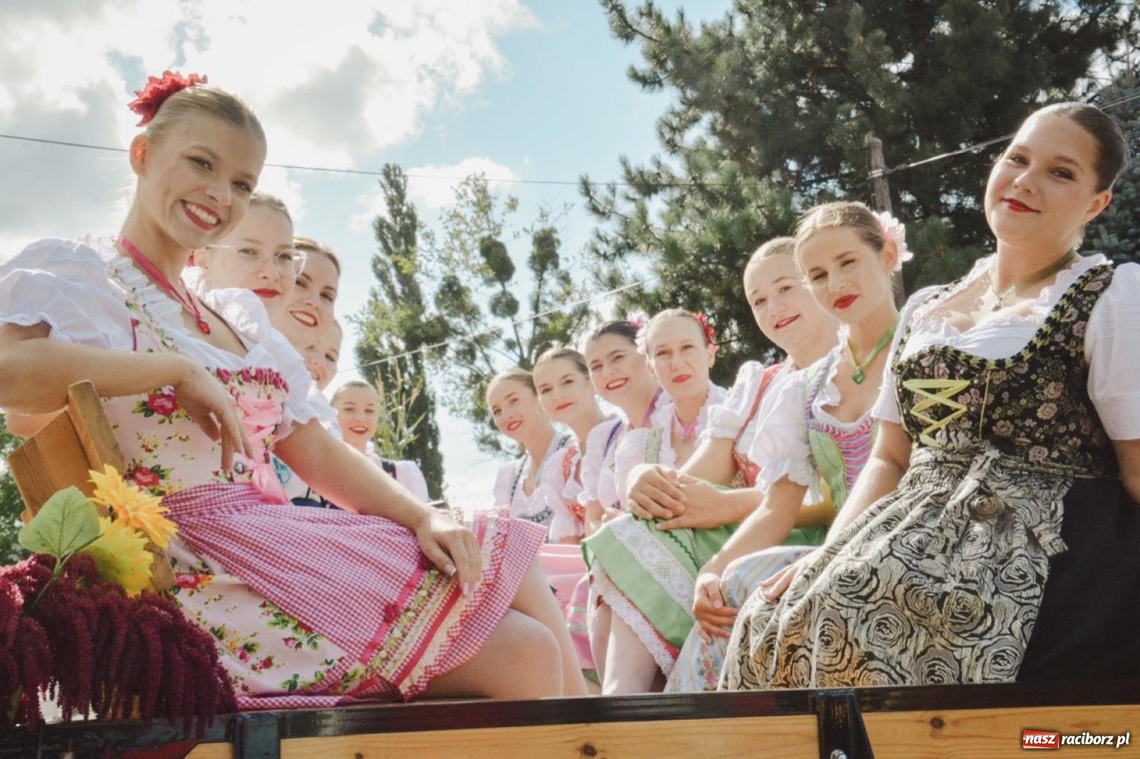 Zdjęcie w galerii na portalu naszraciborz.pl: Barwny korowód rozpoczął Gminne Dożynki w Zawadzie Książęcej [FOTO i WIDEO] wiadomości z regionu