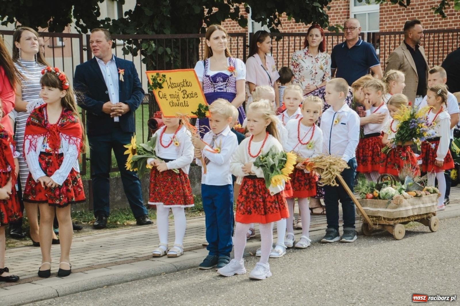Zdjęcie w galerii na portalu naszraciborz.pl: Barwny korowód rozpoczął Gminne Dożynki w Zawadzie Książęcej [FOTO i WIDEO] wiadomości z regionu