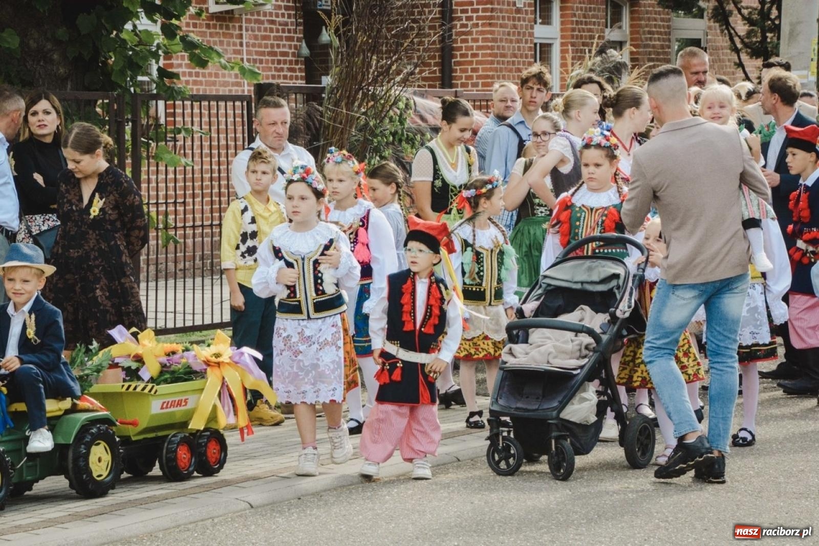 Zdjęcie w galerii na portalu naszraciborz.pl: Barwny korowód rozpoczął Gminne Dożynki w Zawadzie Książęcej [FOTO i WIDEO] wiadomości z regionu