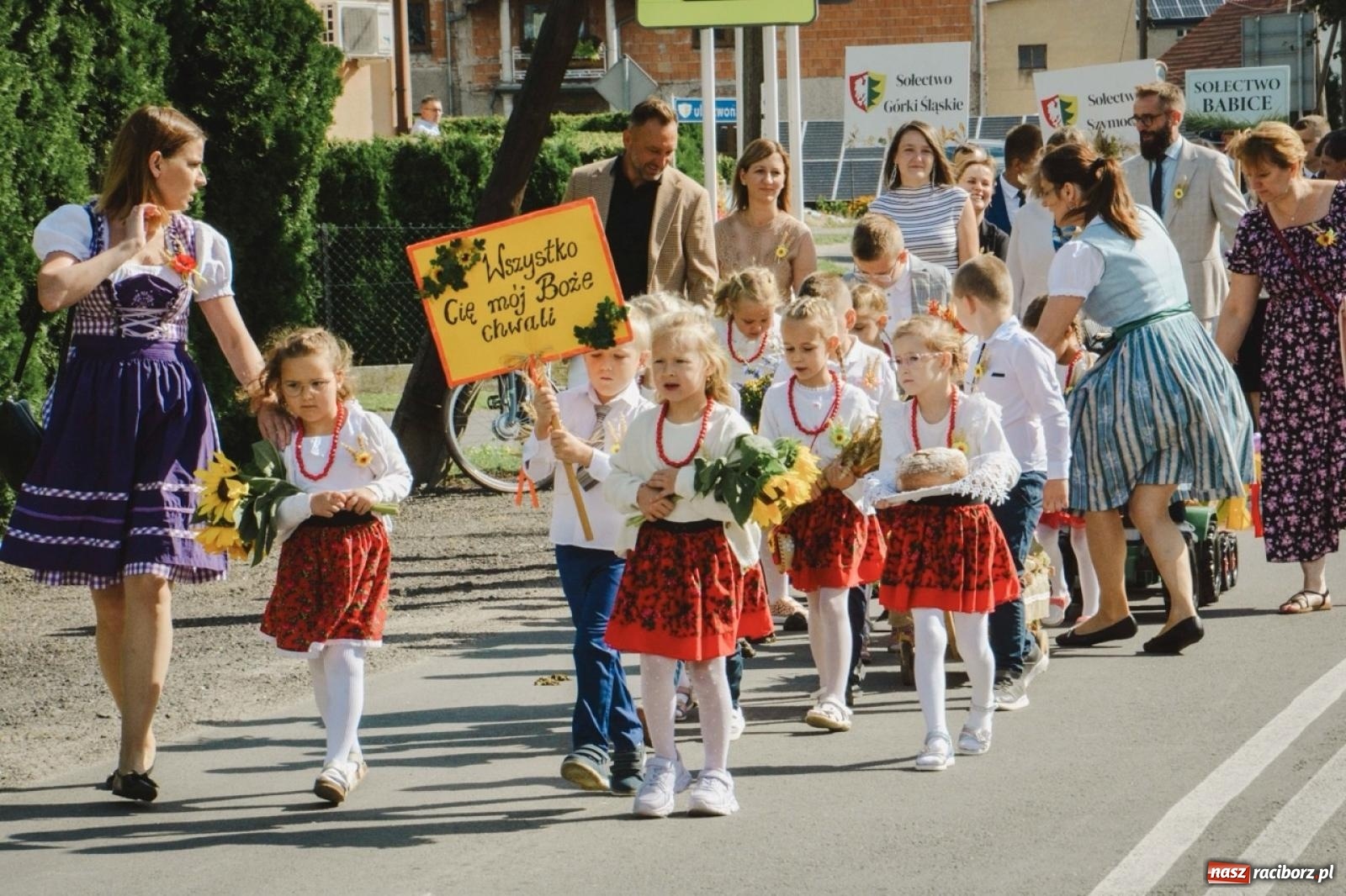 Zdjęcie w galerii na portalu naszraciborz.pl: Barwny korowód rozpoczął Gminne Dożynki w Zawadzie Książęcej [FOTO i WIDEO] wiadomości z regionu