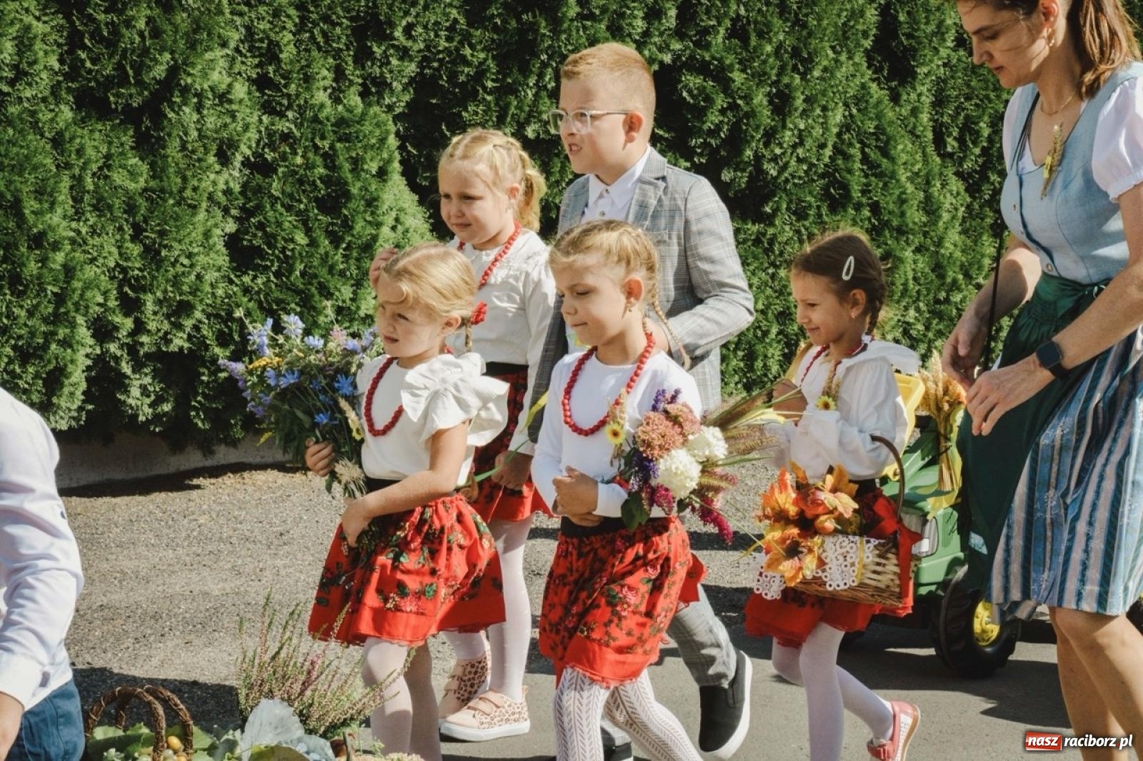 Zdjęcie w galerii na portalu naszraciborz.pl: Barwny korowód rozpoczął Gminne Dożynki w Zawadzie Książęcej [FOTO i WIDEO] wiadomości z regionu