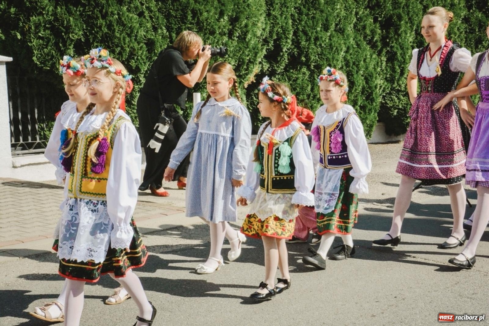 Zdjęcie w galerii na portalu naszraciborz.pl: Barwny korowód rozpoczął Gminne Dożynki w Zawadzie Książęcej [FOTO i WIDEO] wiadomości z regionu