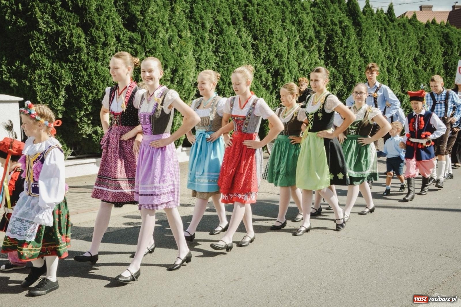 Zdjęcie w galerii na portalu naszraciborz.pl: Barwny korowód rozpoczął Gminne Dożynki w Zawadzie Książęcej [FOTO i WIDEO] wiadomości z regionu