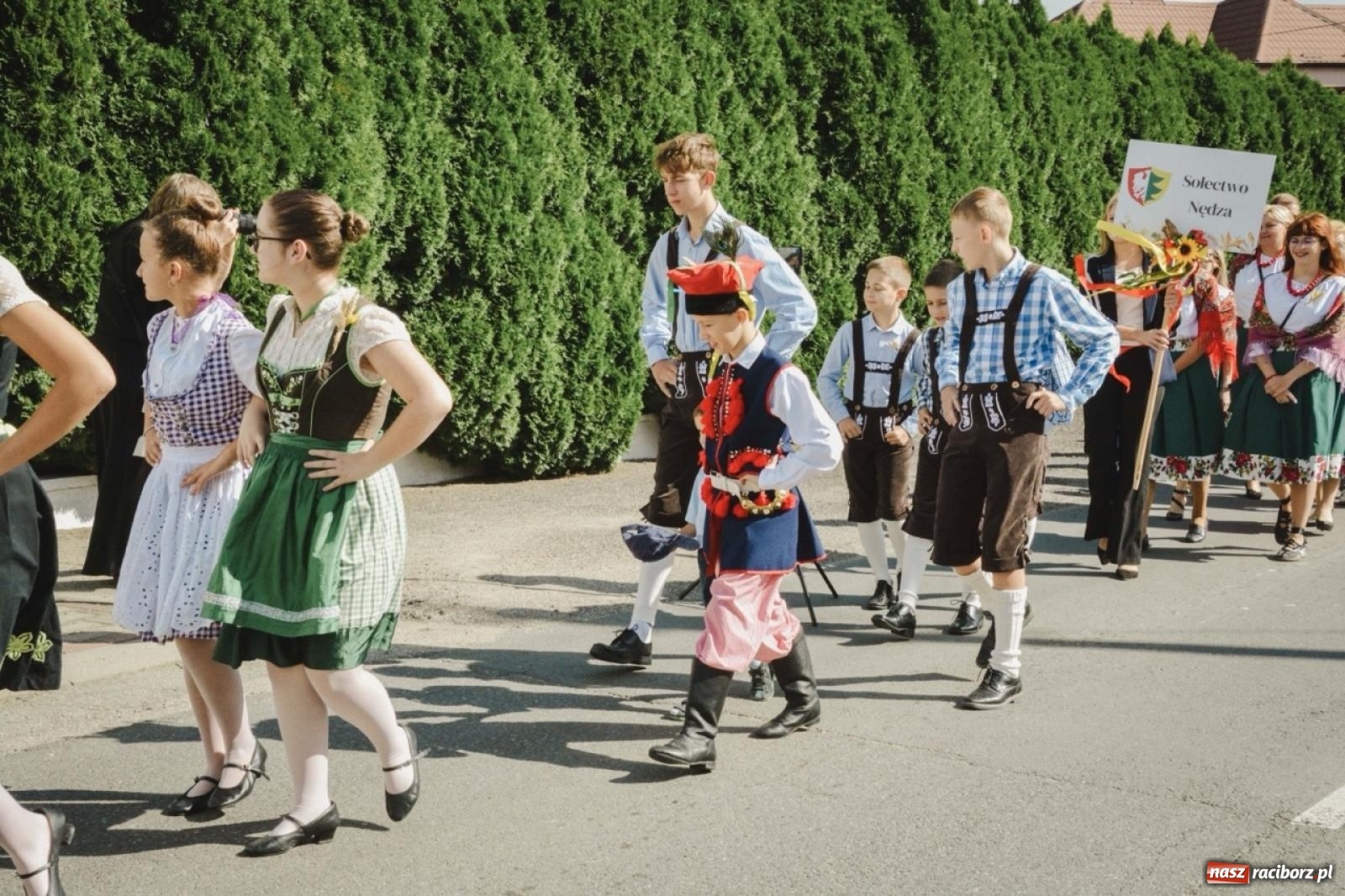 Zdjęcie w galerii na portalu naszraciborz.pl: Barwny korowód rozpoczął Gminne Dożynki w Zawadzie Książęcej [FOTO i WIDEO] wiadomości z regionu