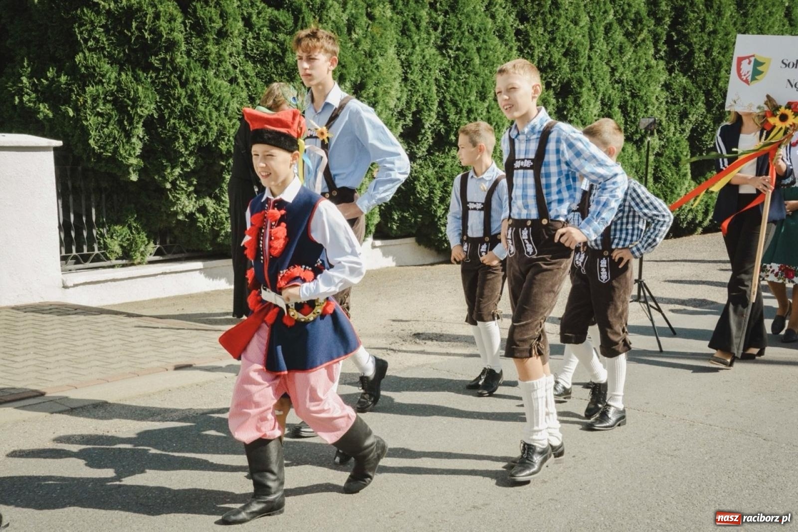 Zdjęcie w galerii na portalu naszraciborz.pl: Barwny korowód rozpoczął Gminne Dożynki w Zawadzie Książęcej [FOTO i WIDEO] wiadomości z regionu