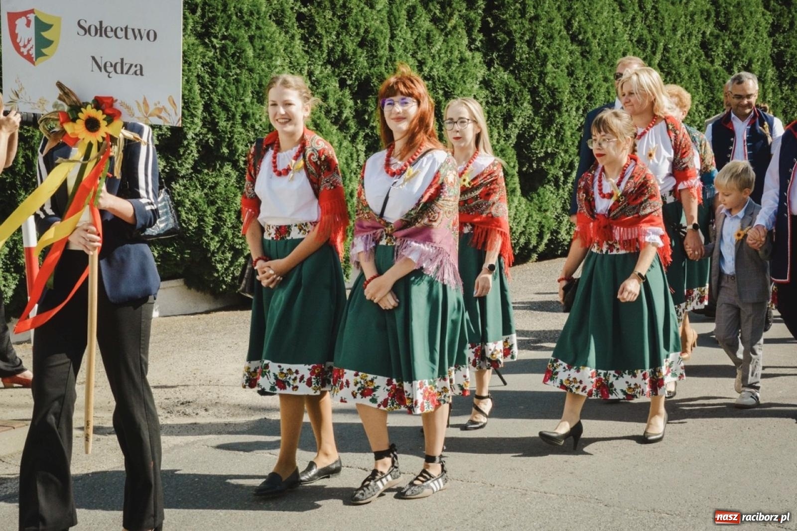 Zdjęcie w galerii na portalu naszraciborz.pl: Barwny korowód rozpoczął Gminne Dożynki w Zawadzie Książęcej [FOTO i WIDEO] wiadomości z regionu