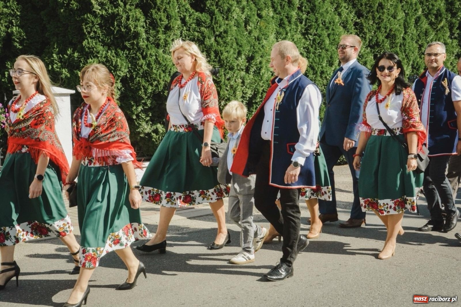 Zdjęcie w galerii na portalu naszraciborz.pl: Barwny korowód rozpoczął Gminne Dożynki w Zawadzie Książęcej [FOTO i WIDEO] wiadomości z regionu