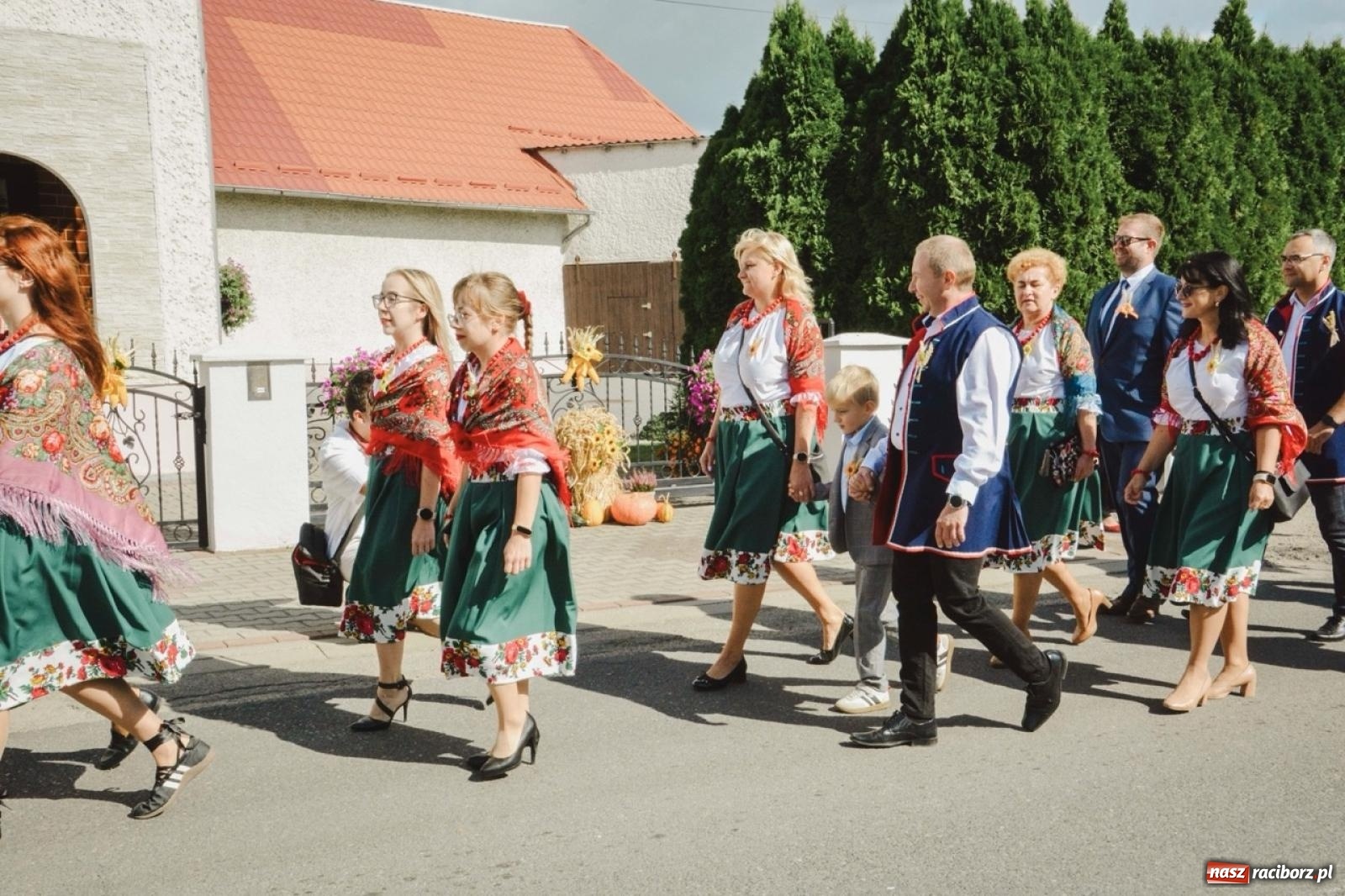 Zdjęcie w galerii na portalu naszraciborz.pl: Barwny korowód rozpoczął Gminne Dożynki w Zawadzie Książęcej [FOTO i WIDEO] wiadomości z regionu