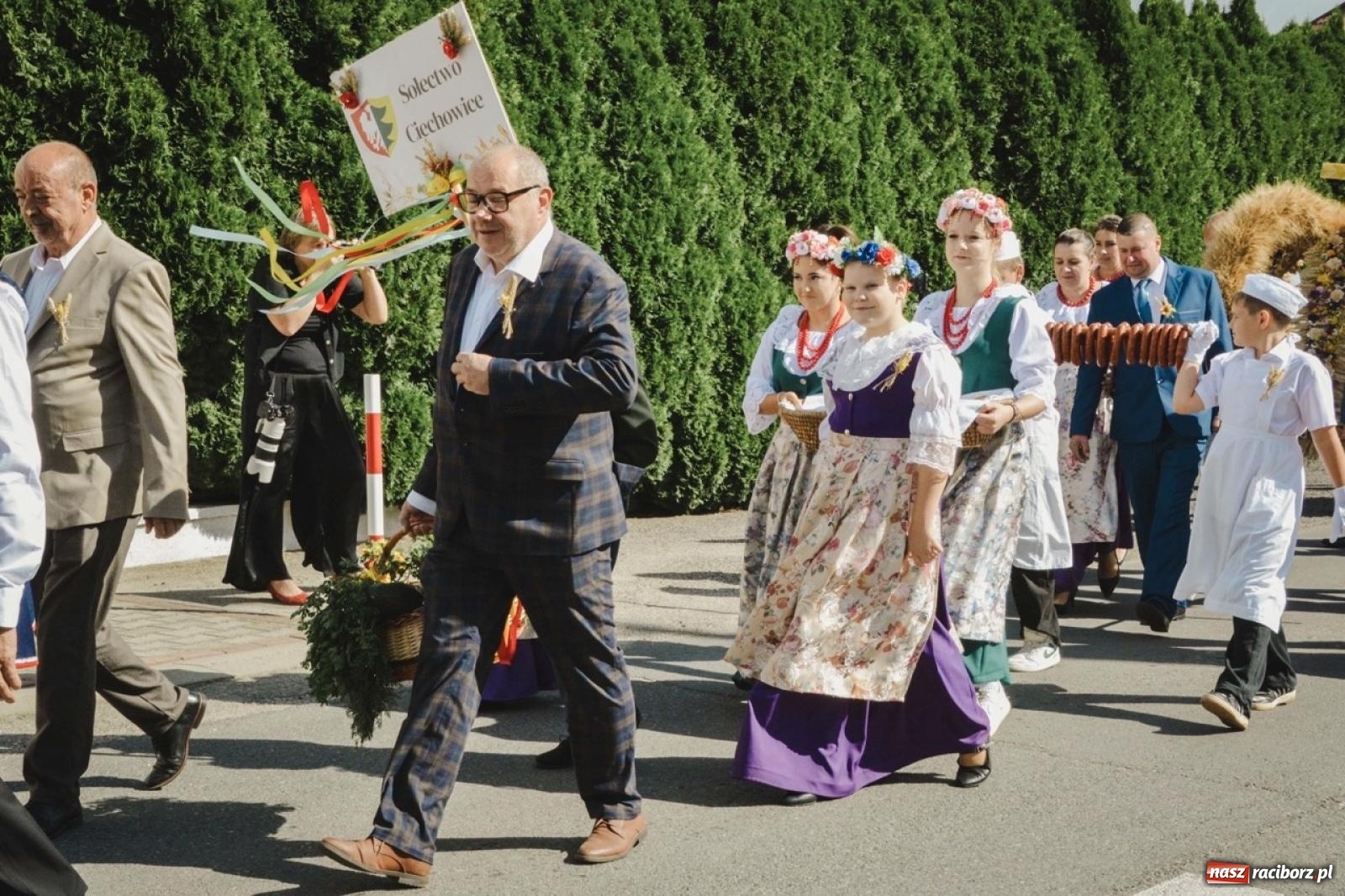 Zdjęcie w galerii na portalu naszraciborz.pl: Barwny korowód rozpoczął Gminne Dożynki w Zawadzie Książęcej [FOTO i WIDEO] wiadomości z regionu