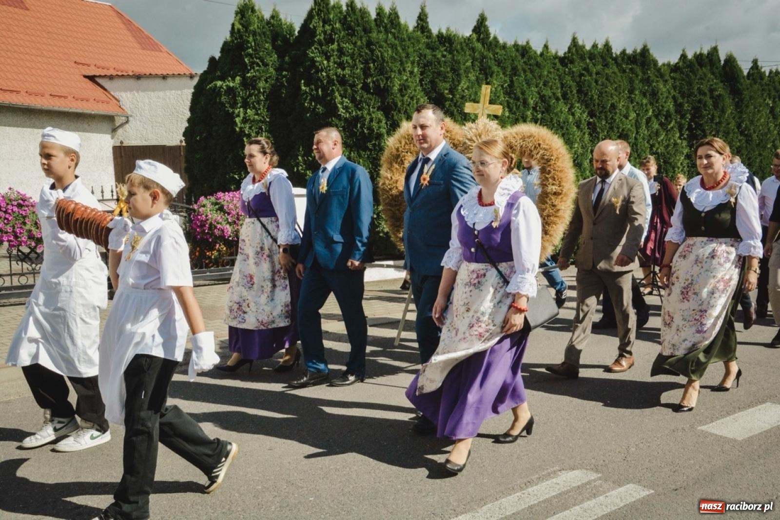 Zdjęcie w galerii na portalu naszraciborz.pl: Barwny korowód rozpoczął Gminne Dożynki w Zawadzie Książęcej [FOTO i WIDEO] wiadomości z regionu