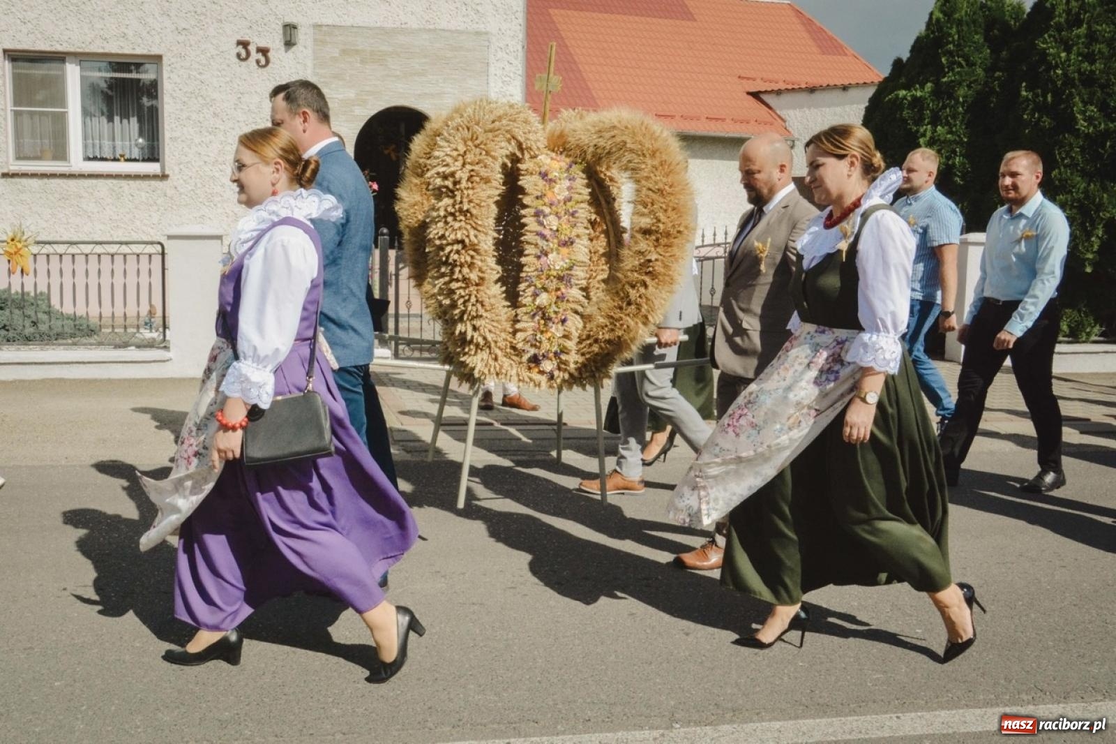 Zdjęcie w galerii na portalu naszraciborz.pl: Barwny korowód rozpoczął Gminne Dożynki w Zawadzie Książęcej [FOTO i WIDEO] wiadomości z regionu