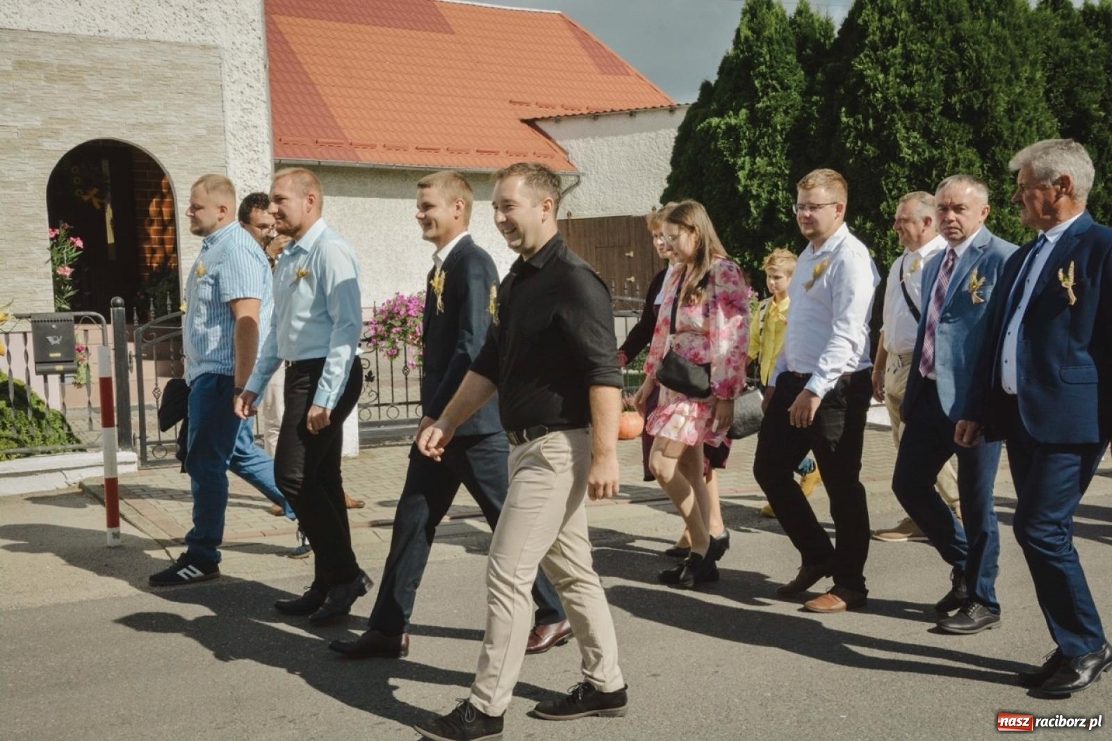 Zdjęcie w galerii na portalu naszraciborz.pl: Barwny korowód rozpoczął Gminne Dożynki w Zawadzie Książęcej [FOTO i WIDEO] wiadomości z regionu