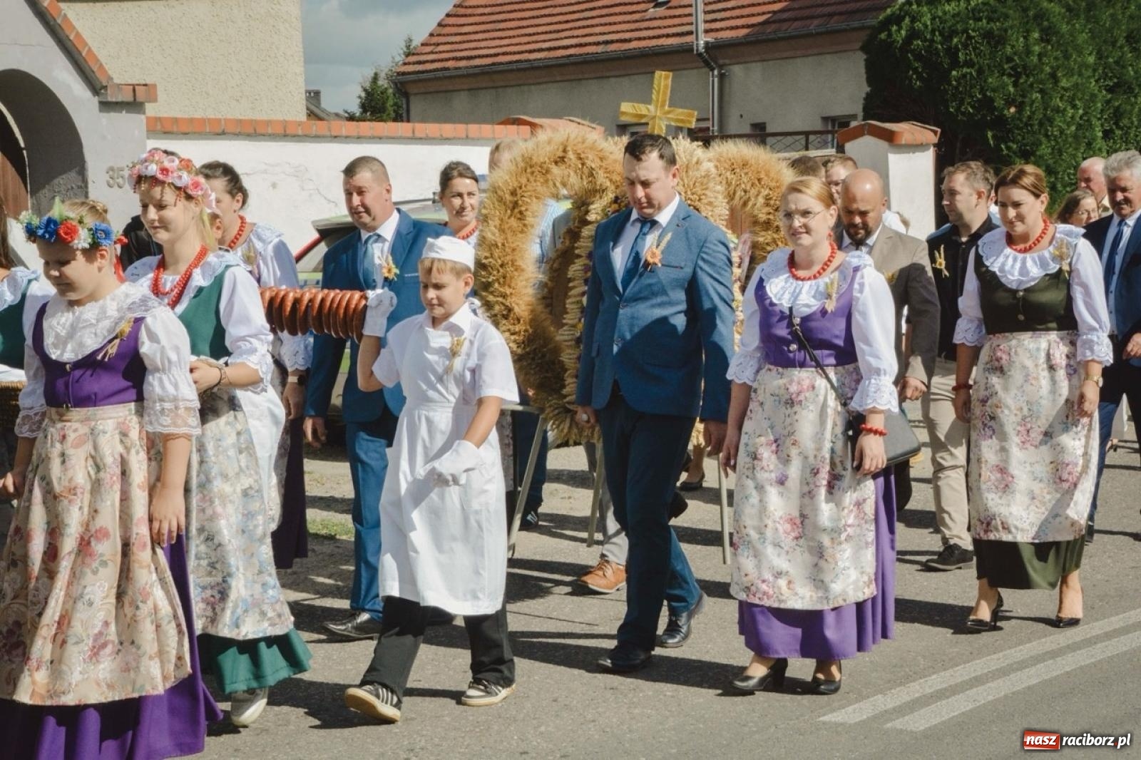 Zdjęcie w galerii na portalu naszraciborz.pl: Barwny korowód rozpoczął Gminne Dożynki w Zawadzie Książęcej [FOTO i WIDEO] wiadomości z regionu
