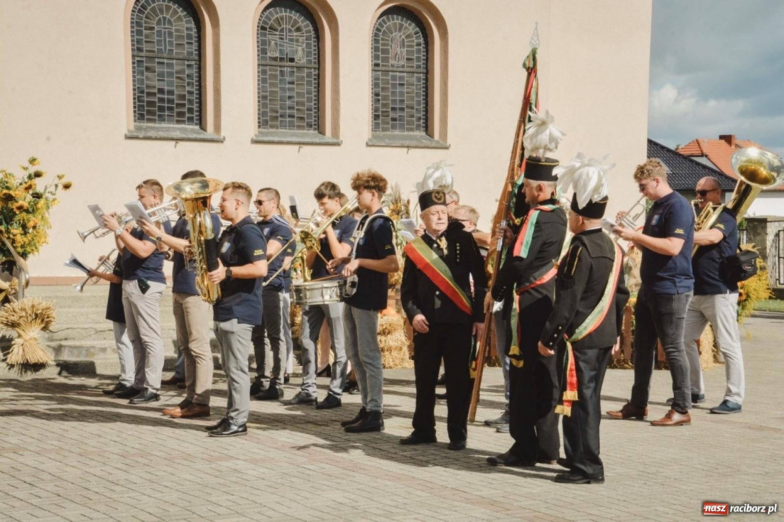 Zdjęcie w galerii na portalu naszraciborz.pl: Barwny korowód rozpoczął Gminne Dożynki w Zawadzie Książęcej [FOTO i WIDEO] wiadomości z regionu