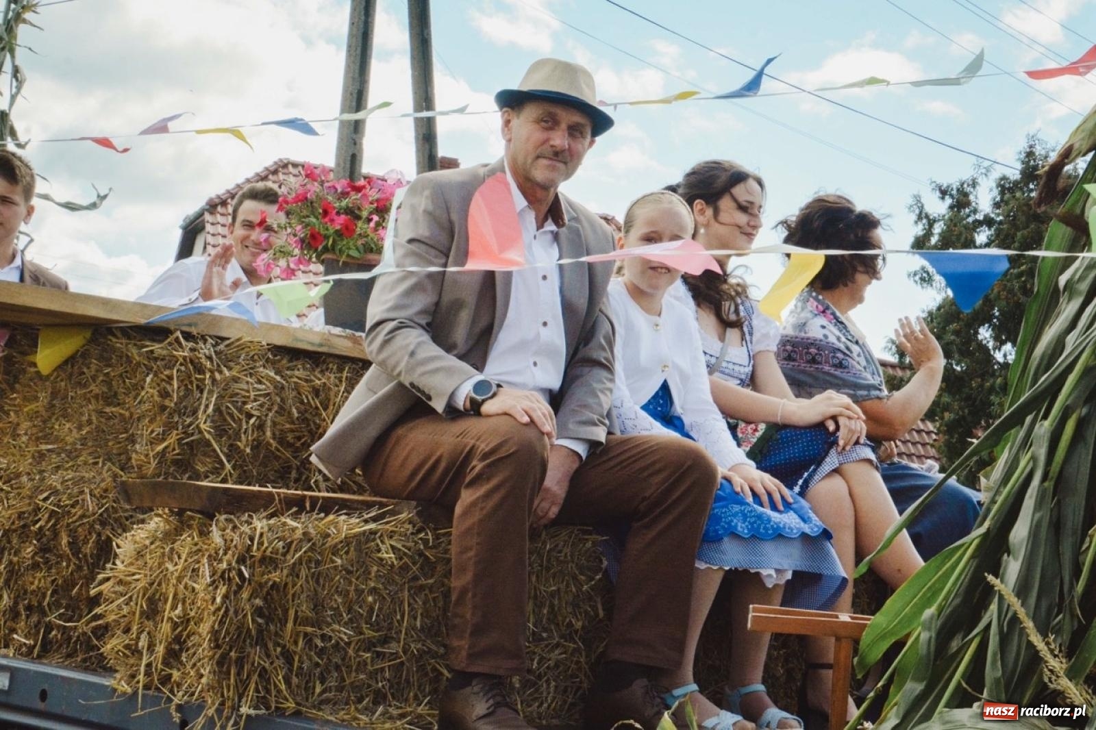 Zdjęcie w galerii na portalu naszraciborz.pl: Barwny korowód rozpoczął Gminne Dożynki w Zawadzie Książęcej [FOTO i WIDEO] wiadomości z regionu