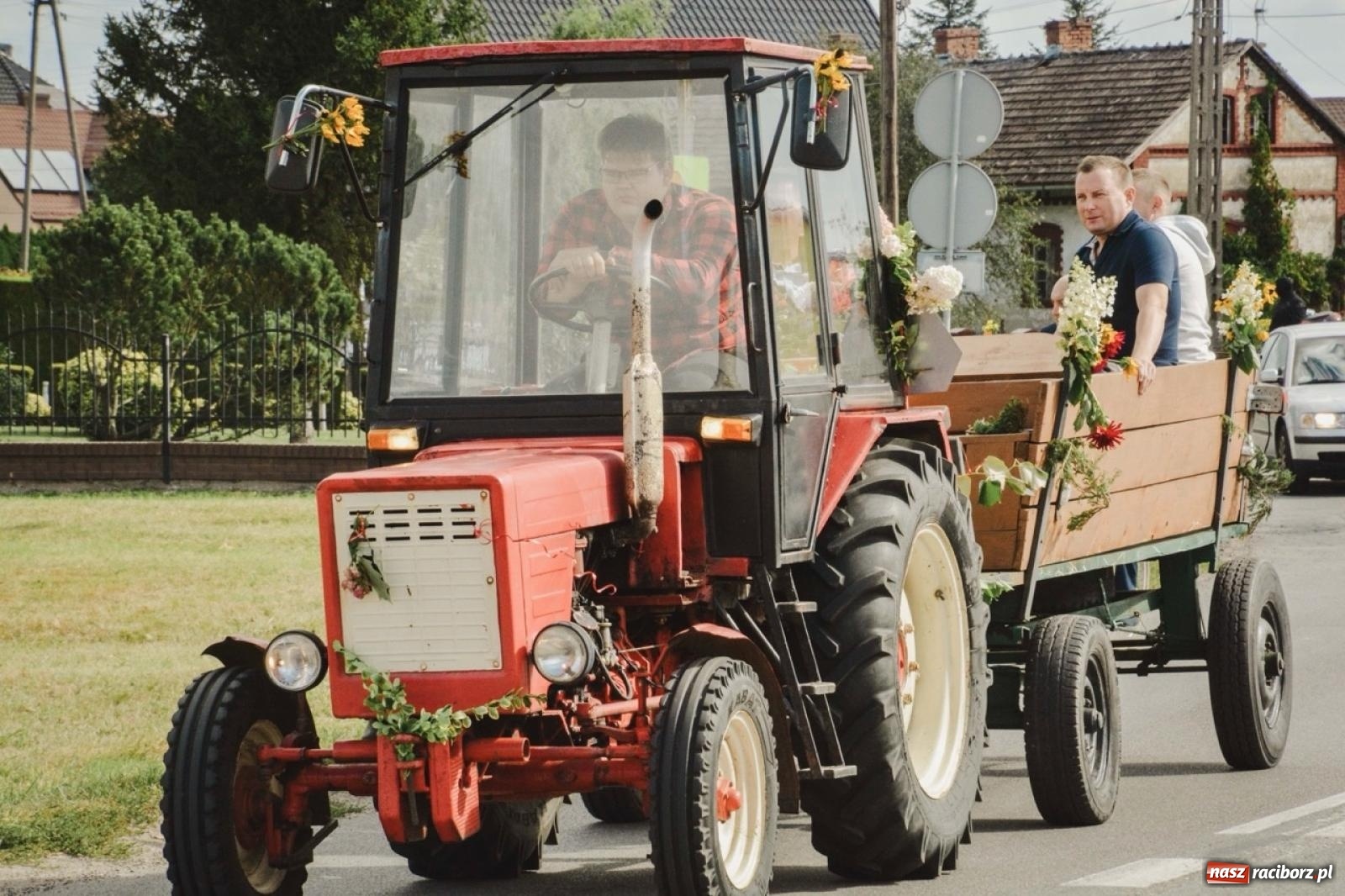 Zdjęcie w galerii na portalu naszraciborz.pl: Barwny korowód rozpoczął Gminne Dożynki w Zawadzie Książęcej [FOTO i WIDEO] wiadomości z regionu