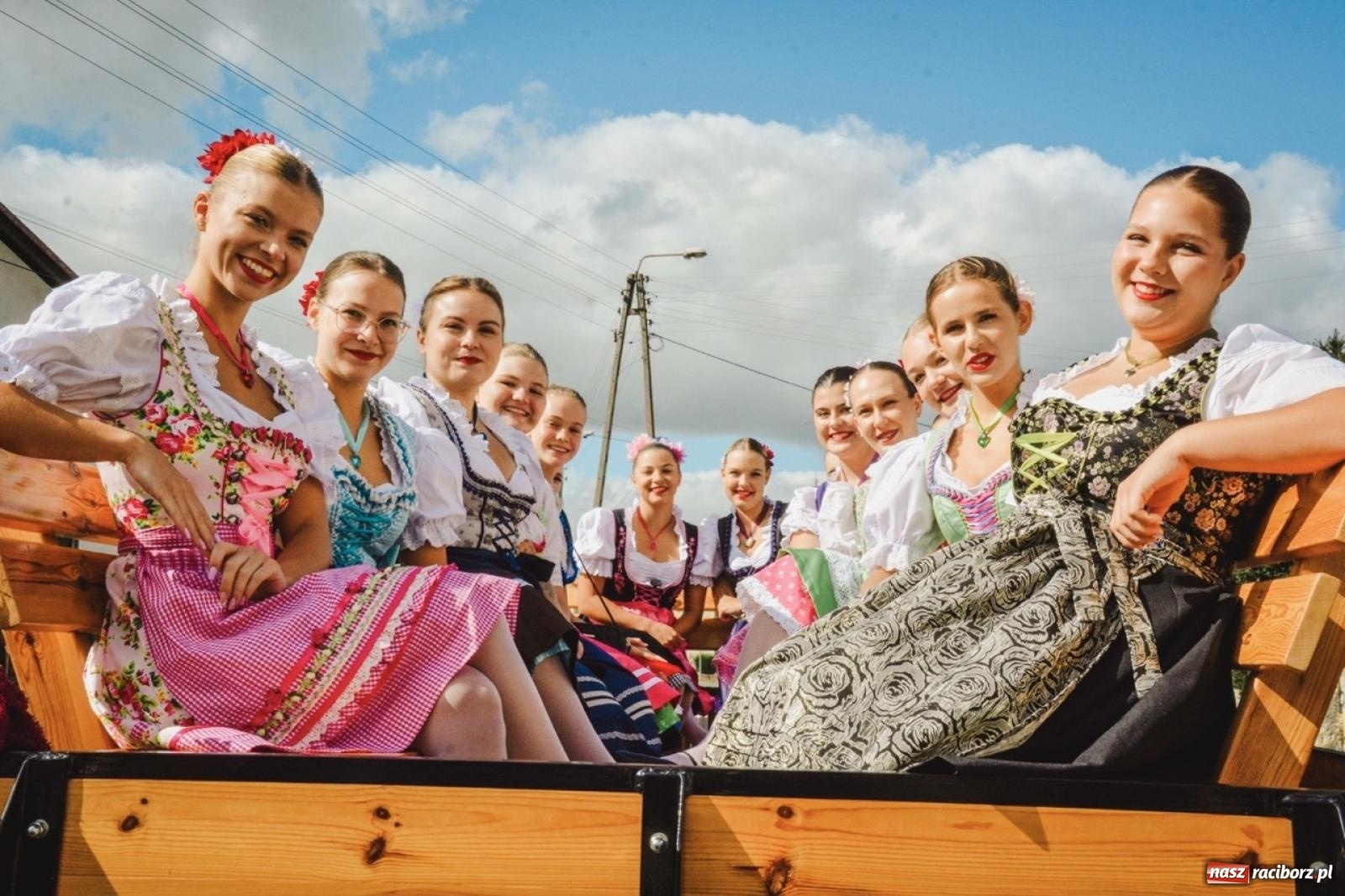 Zdjęcie w galerii na portalu naszraciborz.pl: Barwny korowód rozpoczął Gminne Dożynki w Zawadzie Książęcej [FOTO i WIDEO] wiadomości z regionu