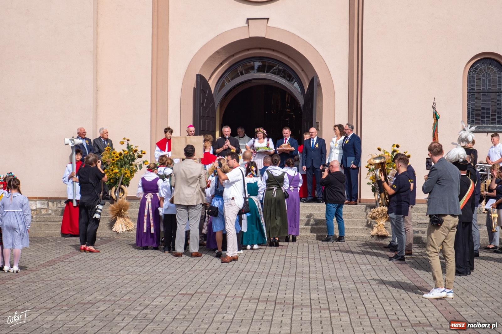 Zdjęcie w galerii na portalu naszraciborz.pl: Barwny korowód rozpoczął Gminne Dożynki w Zawadzie Książęcej [FOTO i WIDEO] wiadomości z regionu