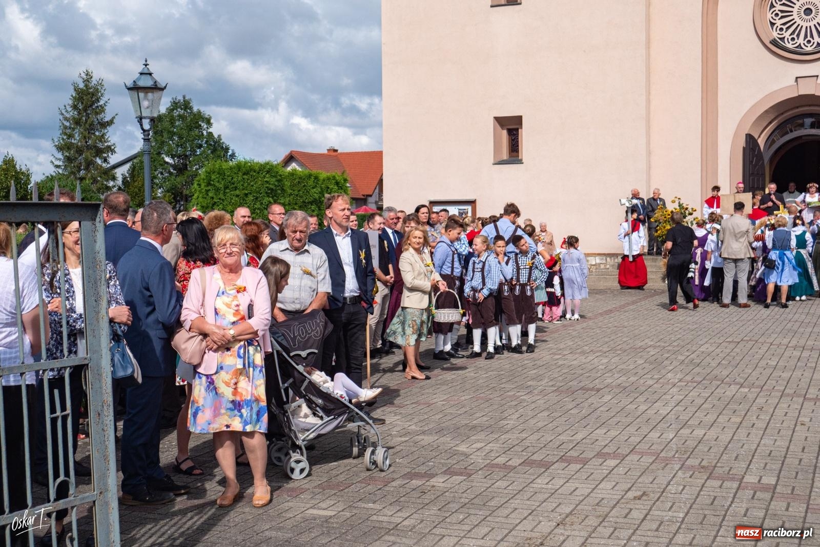 Zdjęcie w galerii na portalu naszraciborz.pl: Barwny korowód rozpoczął Gminne Dożynki w Zawadzie Książęcej [FOTO i WIDEO] wiadomości z regionu