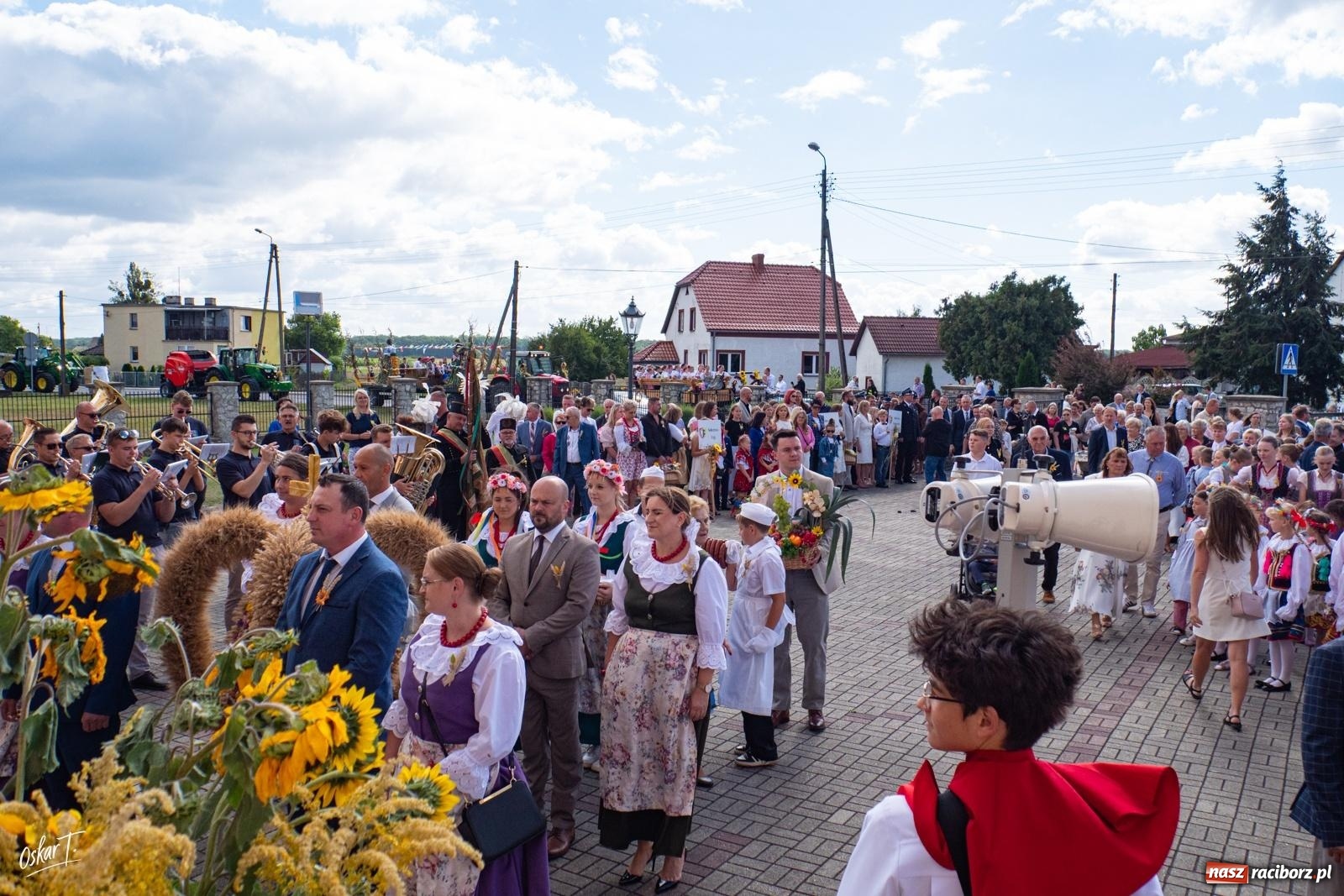 Zdjęcie w galerii na portalu naszraciborz.pl: Barwny korowód rozpoczął Gminne Dożynki w Zawadzie Książęcej [FOTO i WIDEO] wiadomości z regionu