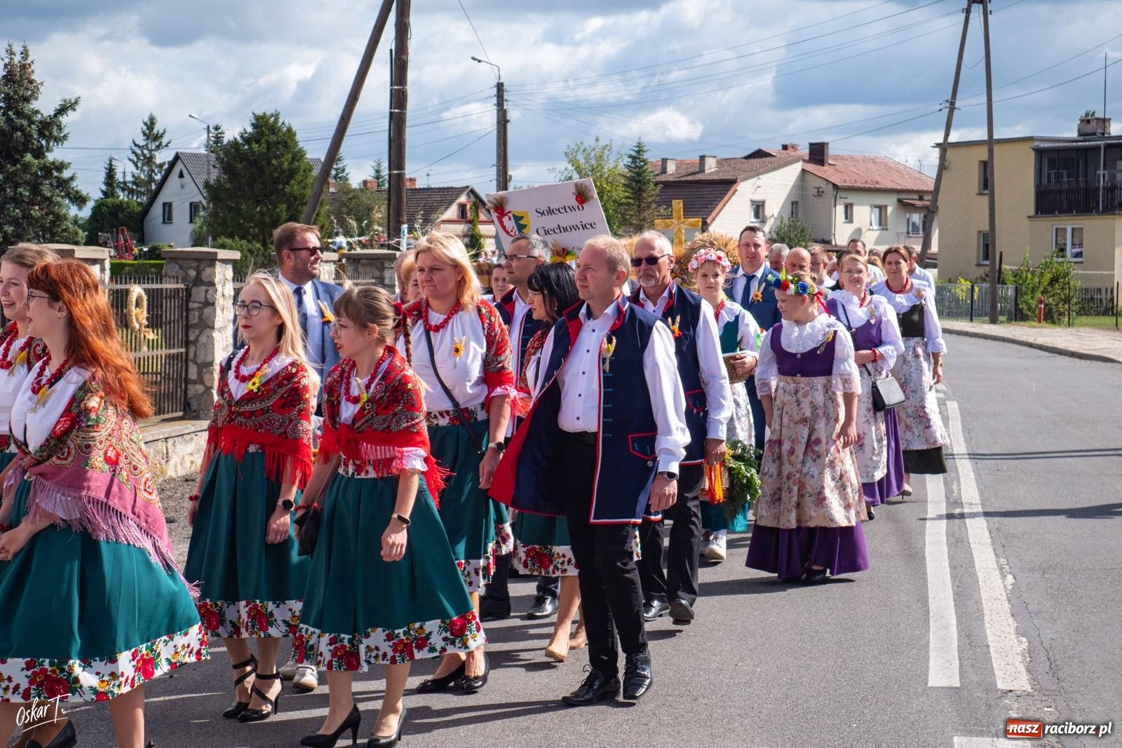 Zdjęcie w galerii na portalu naszraciborz.pl: Barwny korowód rozpoczął Gminne Dożynki w Zawadzie Książęcej [FOTO i WIDEO] wiadomości z regionu
