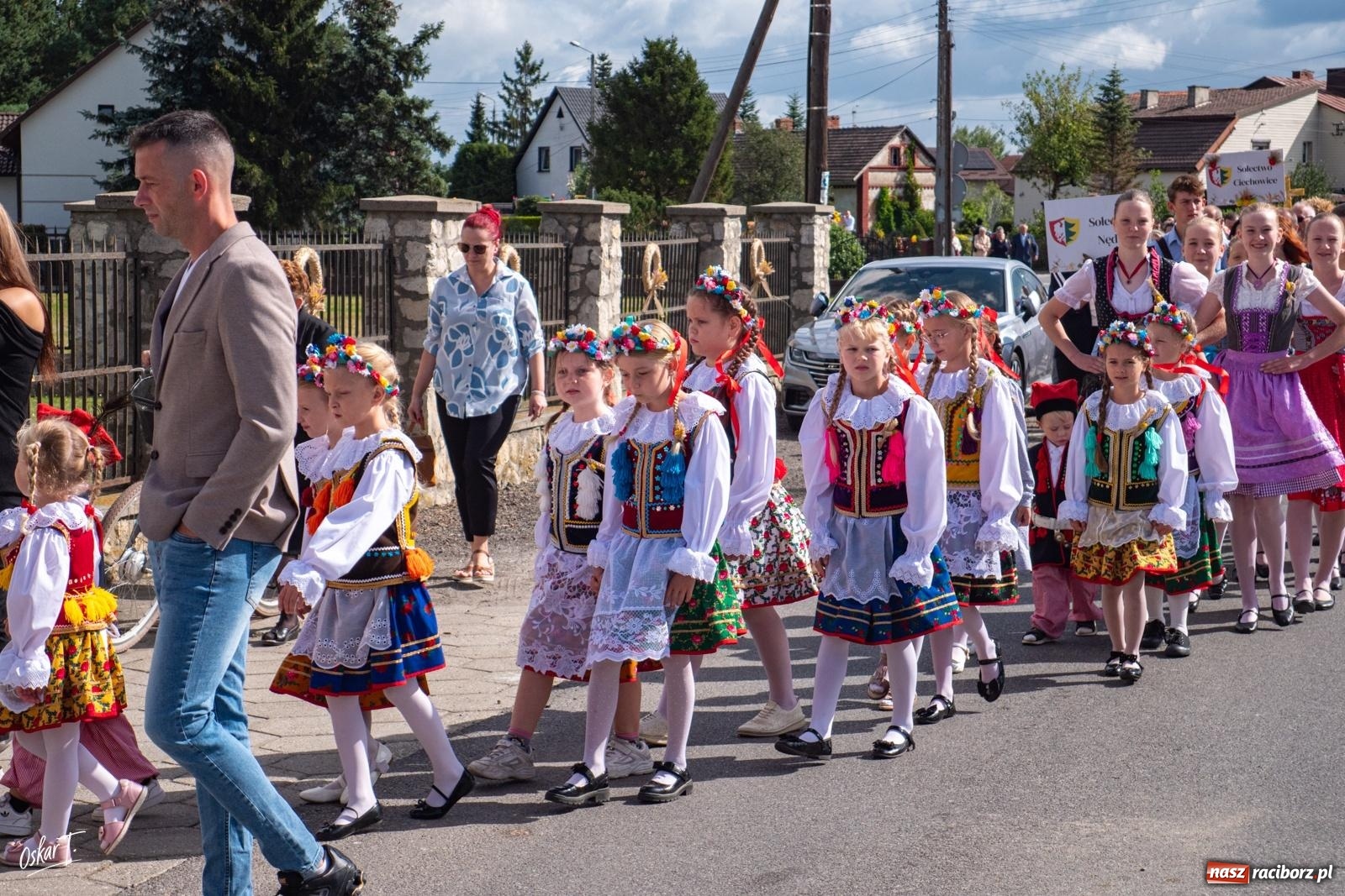 Zdjęcie w galerii na portalu naszraciborz.pl: Barwny korowód rozpoczął Gminne Dożynki w Zawadzie Książęcej [FOTO i WIDEO] wiadomości z regionu