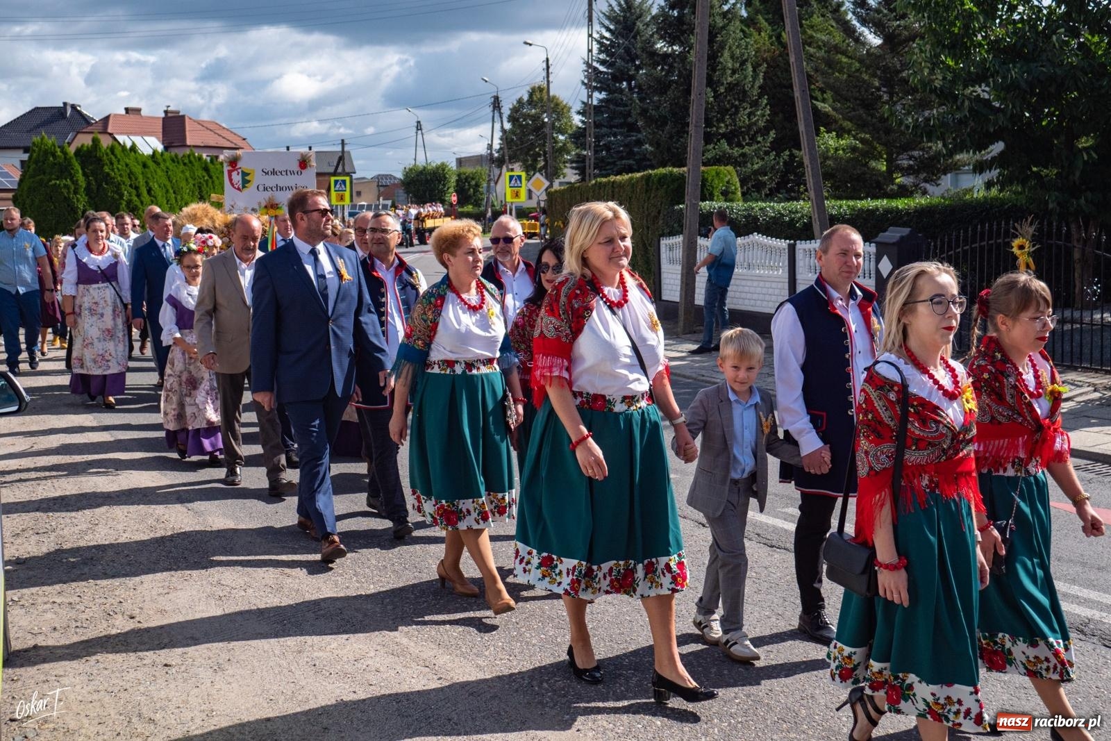 Zdjęcie w galerii na portalu naszraciborz.pl: Barwny korowód rozpoczął Gminne Dożynki w Zawadzie Książęcej [FOTO i WIDEO] wiadomości z regionu