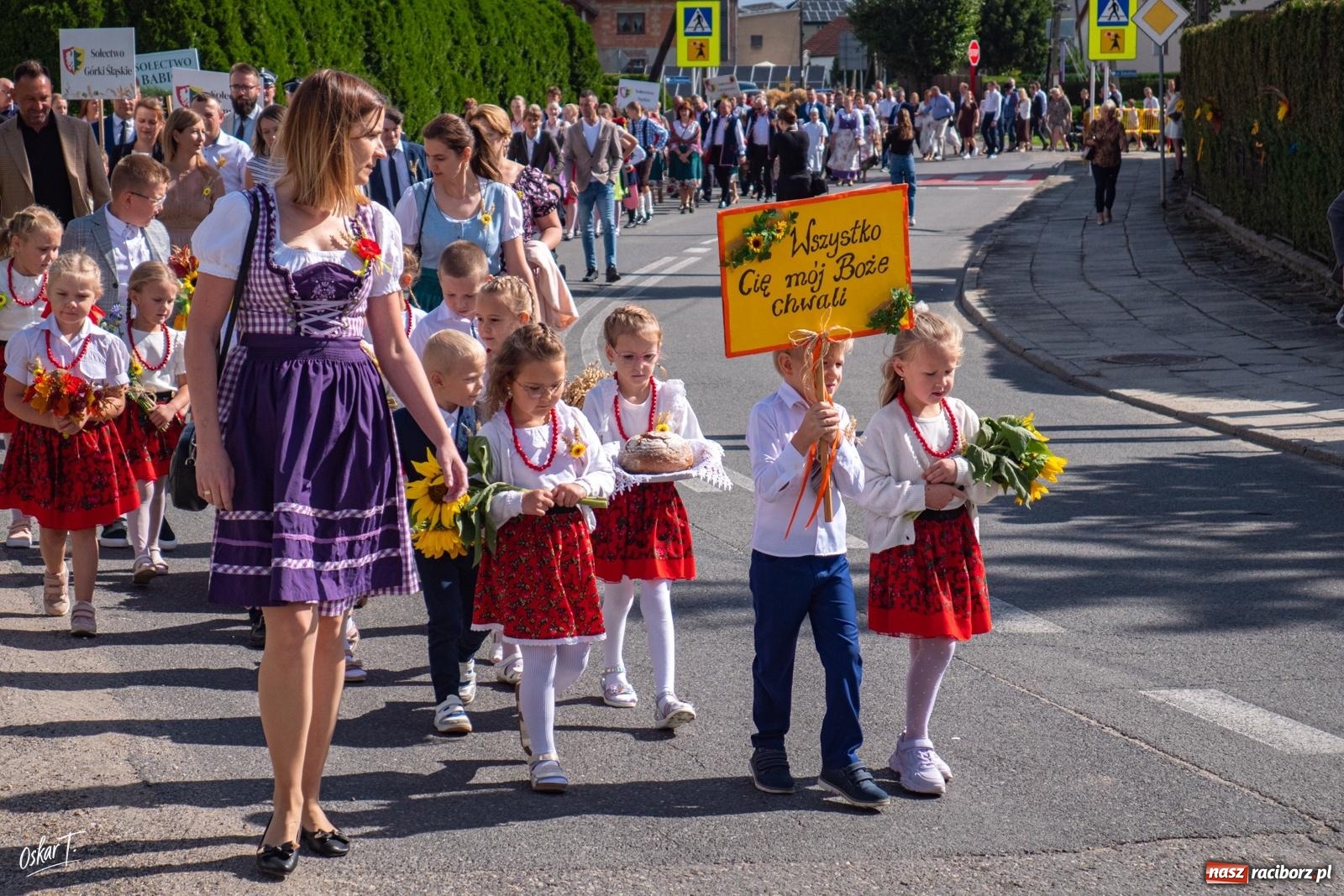 Zdjęcie w galerii na portalu naszraciborz.pl: Barwny korowód rozpoczął Gminne Dożynki w Zawadzie Książęcej [FOTO i WIDEO] wiadomości z regionu
