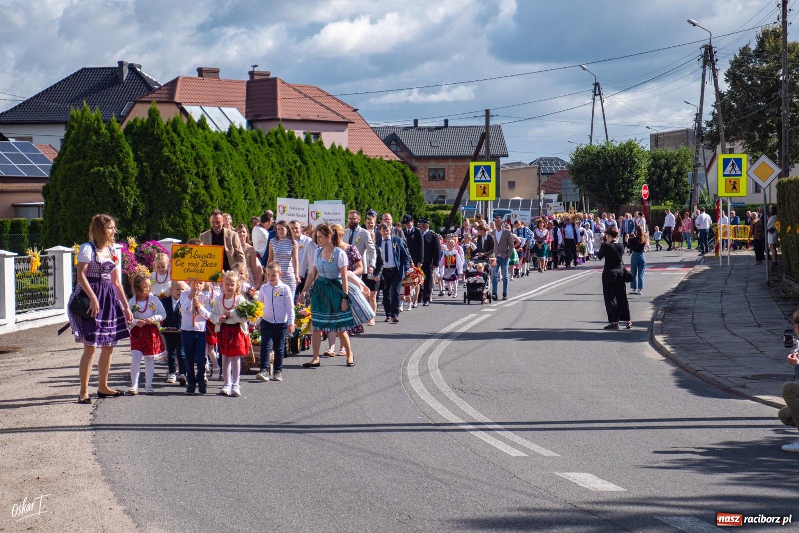 Zdjęcie w galerii na portalu naszraciborz.pl: Barwny korowód rozpoczął Gminne Dożynki w Zawadzie Książęcej [FOTO i WIDEO] wiadomości z regionu