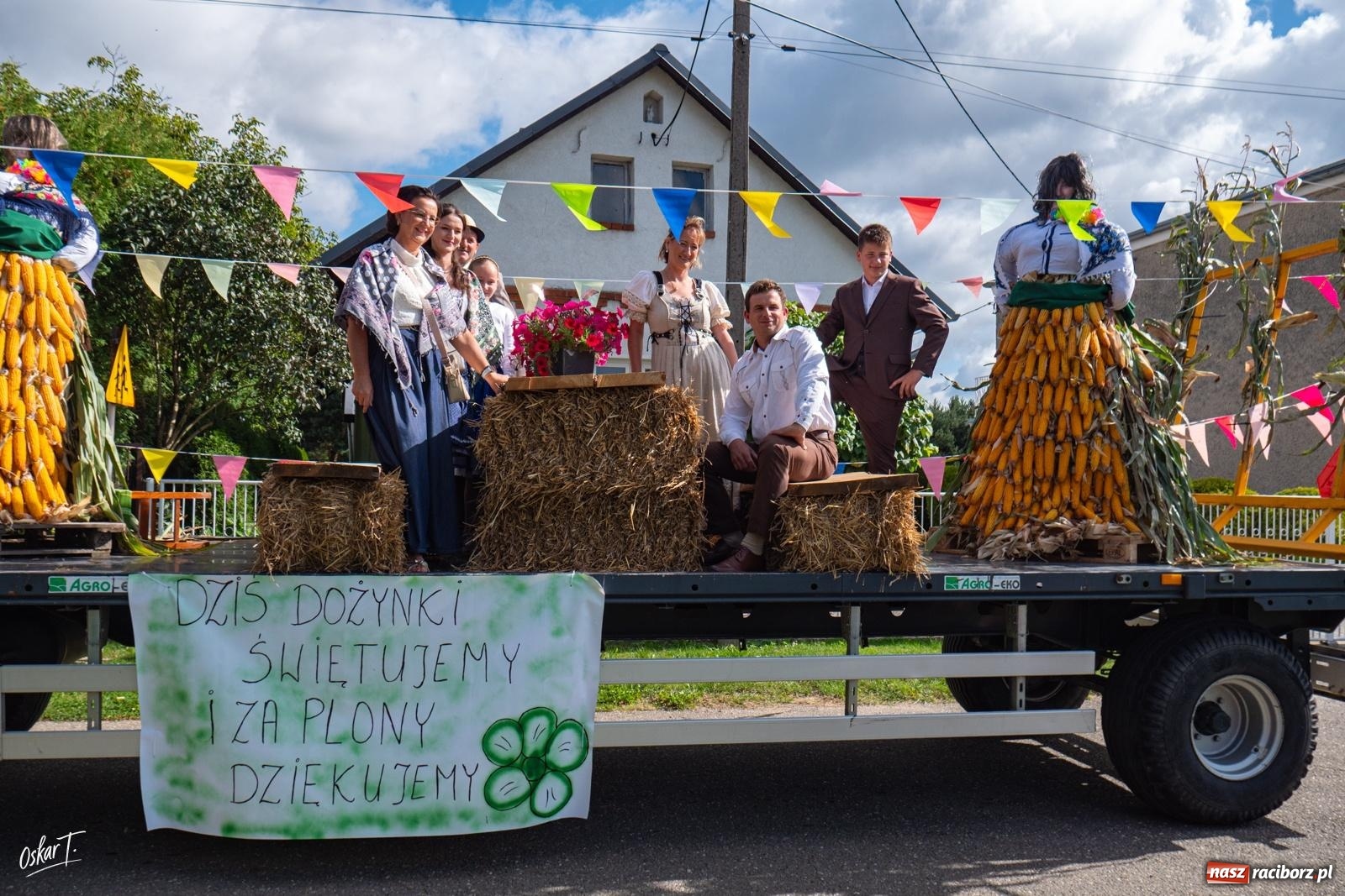 Zdjęcie w galerii na portalu naszraciborz.pl: Barwny korowód rozpoczął Gminne Dożynki w Zawadzie Książęcej [FOTO i WIDEO] wiadomości z regionu