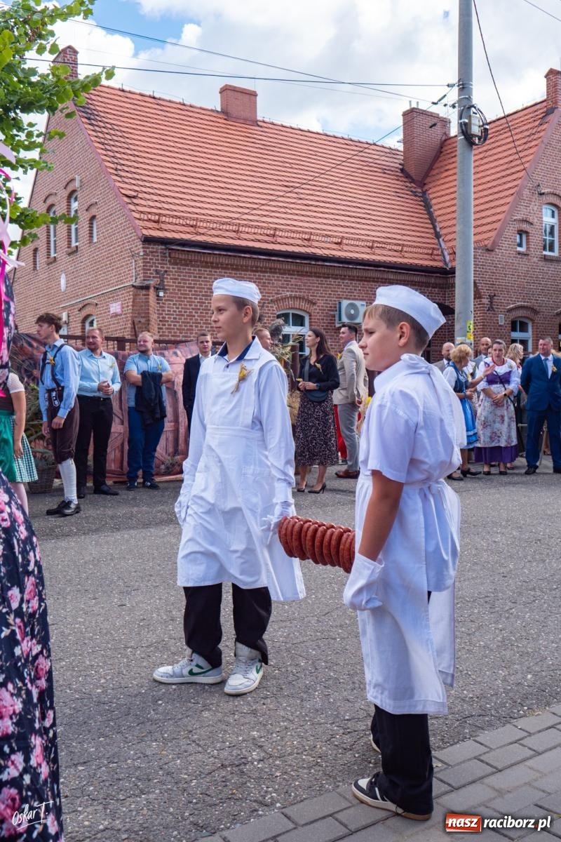 Zdjęcie w galerii na portalu naszraciborz.pl: Barwny korowód rozpoczął Gminne Dożynki w Zawadzie Książęcej [FOTO i WIDEO] wiadomości z regionu