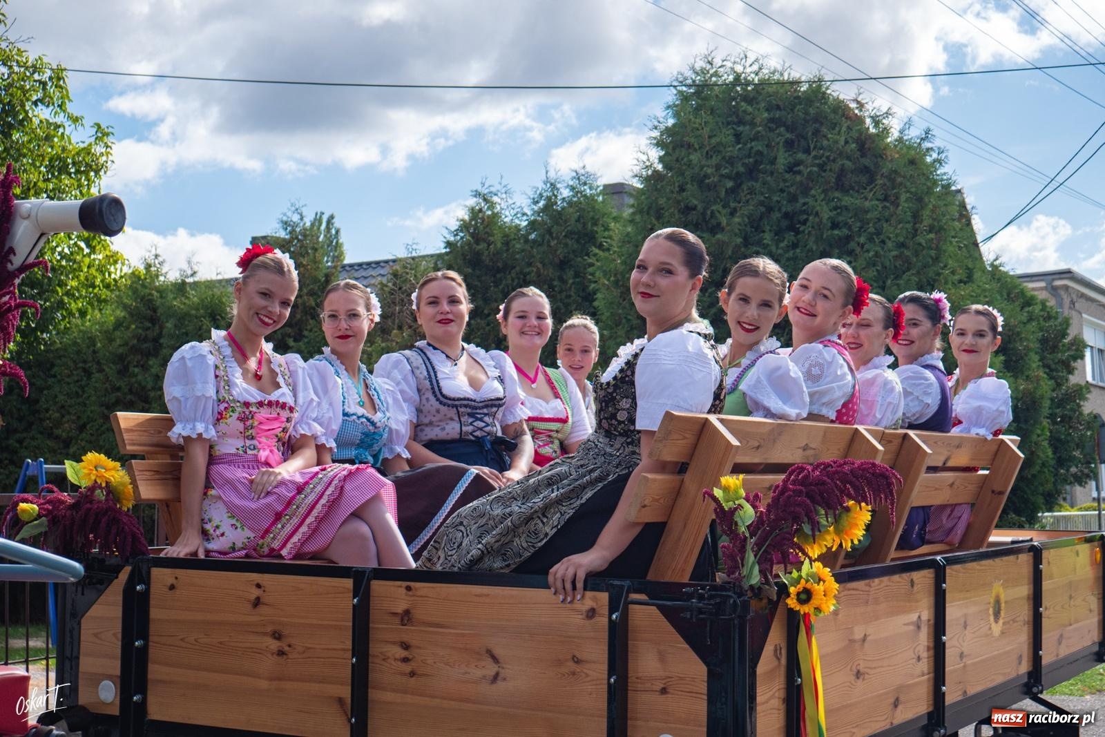 Zdjęcie w galerii na portalu naszraciborz.pl: Barwny korowód rozpoczął Gminne Dożynki w Zawadzie Książęcej [FOTO i WIDEO] wiadomości z regionu