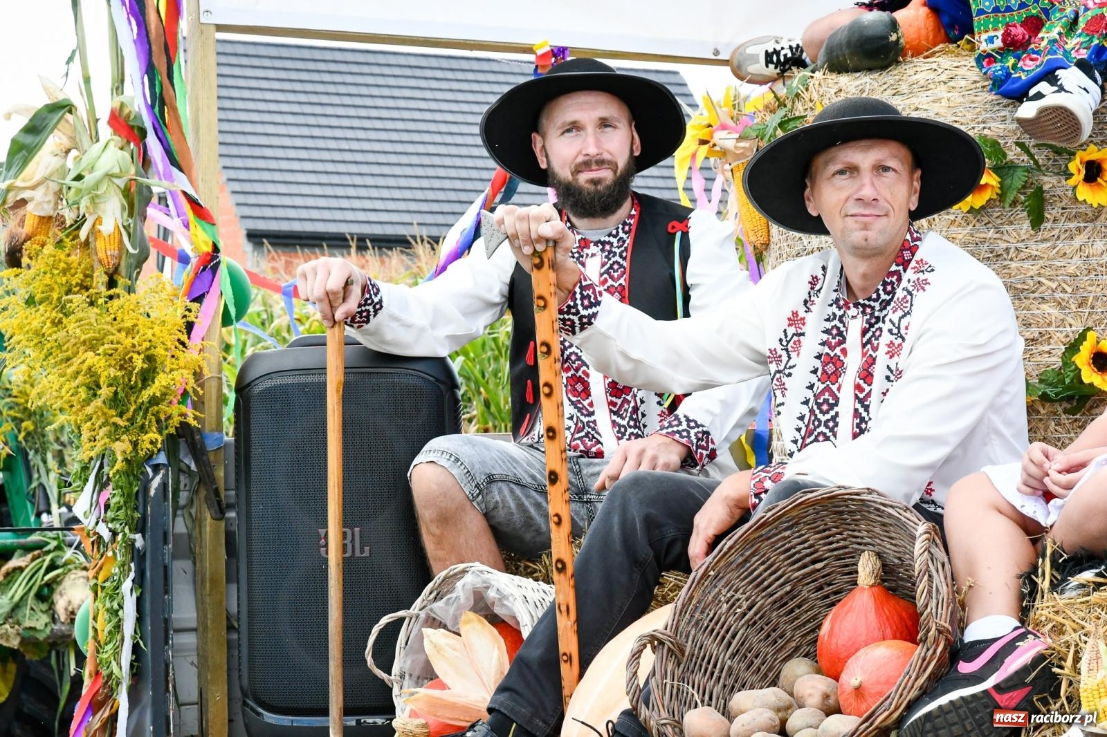 Zdjęcie w galerii na portalu naszraciborz.pl: Gigantyczny korowód w Bieńkowicach. Korony, maszyny i dużo humoru [FOTO i WIDEO] wiadomości z regionu