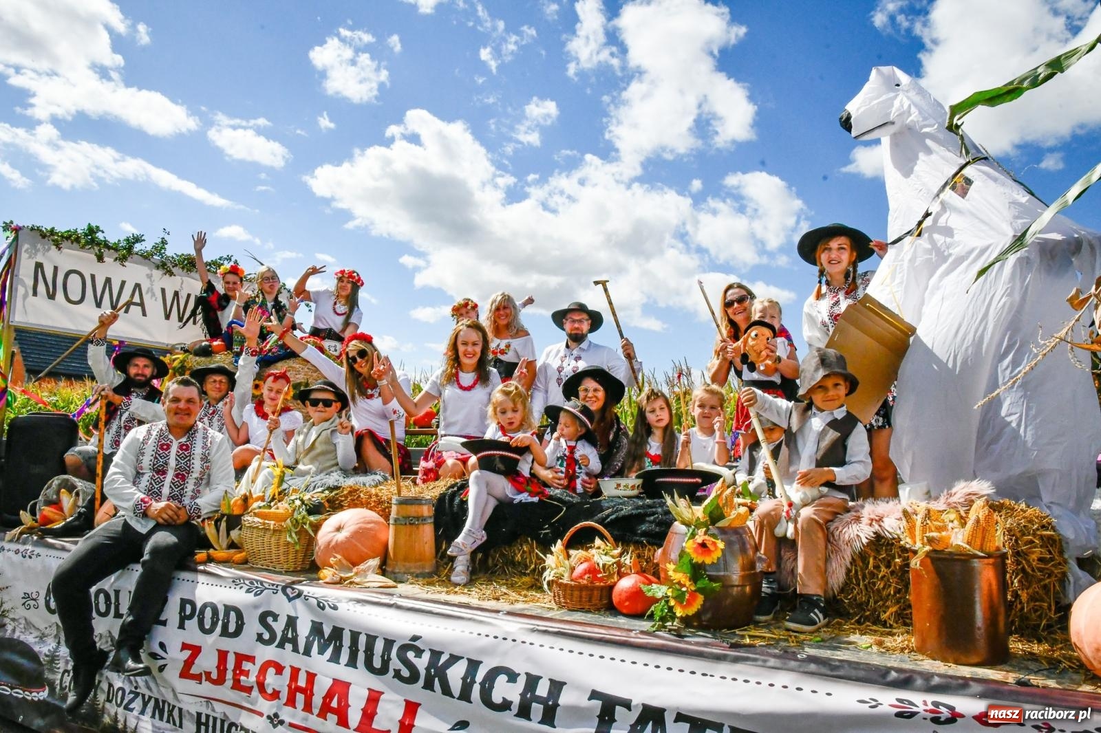 Zdjęcie w galerii na portalu naszraciborz.pl: Gigantyczny korowód w Bieńkowicach. Korony, maszyny i dużo humoru [FOTO i WIDEO] wiadomości z regionu