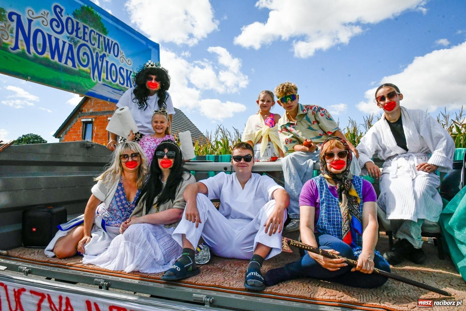 Zdjęcie w galerii na portalu naszraciborz.pl: Gigantyczny korowód w Bieńkowicach. Korony, maszyny i dużo humoru [FOTO i WIDEO] wiadomości z regionu